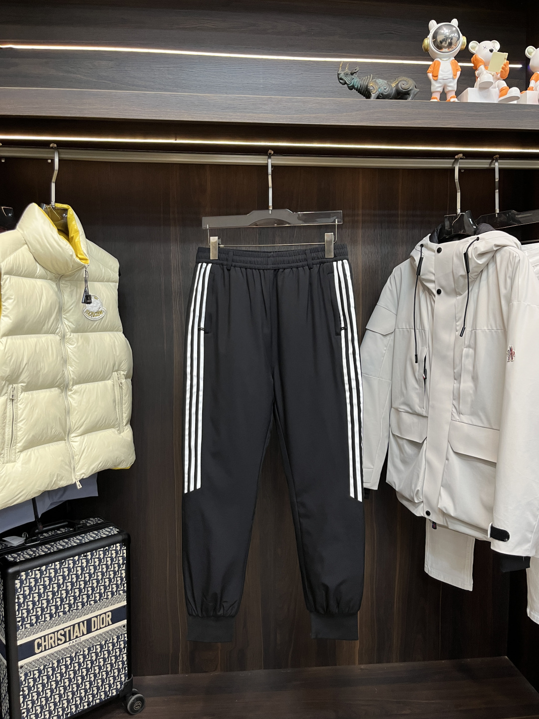 NO:682444,The main recommendation is the down Y-3 new down pants. These are classic and simple casual down pants, casual and stylish. High-quality 90 white down, soft and warm, super comfortable to wear in autumn and winter. The solid color is versatile and can be easily worn for business and leisure. The details are perfect and the durability is also great. It is a must-have item for high-end men's clothing. Highly recommended!  Color Black Brown Size M-4XL,,down jacket,19860909主推羽绒 Y-3 新款羽绒裤这款是经典简约休闲羽绒裤,休闲又有型.高品质90白羽绒,柔软又保暖,秋冬穿超舒服 .纯色百搭,商务休闲都能轻松驾驭,细节满分,耐用性也很棒,是高端男装必入单品,强烈推荐！ 颜色黑色 咖色 码数M-4XL,,down jacket,,Men's clothing