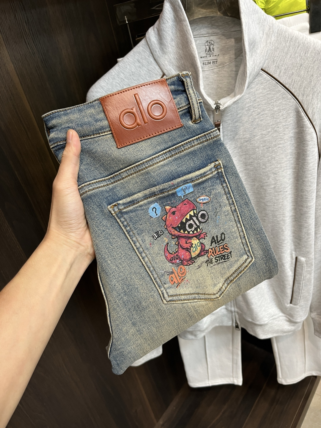 NO:685645,The main recommendation of alo is exclusively for new trendy men's fashionable casual jeans, high-end European original trousers, trendy fashionable casual trousers with high breathability and comfort, impeccable details, brand element design concept, reflecting high quality. It presents casual tailoring and the upper body shape is awesome!  Code number 28-38 (no 35 37) H2025 new model debut,,jeans,19860909主推 alo 独家专供新款潮男时尚休闲牛仔裤,高端欧版原单裤子,潮流时尚休闲裤子 透气舒适度高,细节无可挑剔,品牌元素设计理念,体现高品质.呈现休闲裁剪,上身版型超赞！ 码数28-38（无35 37） H2025新款首发,,jeans,,Men's clothing