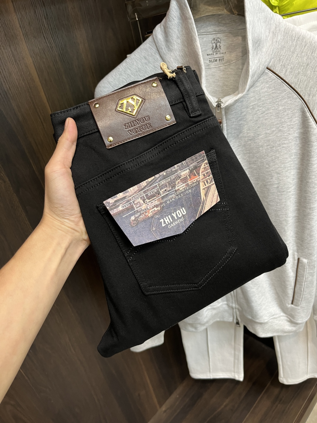 NO:685653,Mainly recommended by ZY, the new Zy trendy men's fashionable casual jeans, high-end European original trousers, trendy fashionable casual trousers, with high breathability and comfort, impeccable details, brand element design concept, reflecting high quality. Presenting casual tailoring, the upper body shape is awesome!  Code number 28-38 (no 35 37) H2025 new model debut,,jeans,19860909主推 ZY 独家专供新款Zy潮男时尚休闲牛仔裤,高端欧版原单裤子,潮流时尚休闲裤子 透气舒适度高,细节无可挑剔,品牌元素设计理念,体现高品质.呈现休闲裁剪,上身版型超赞！ 码数28-38（无35 37） H2025新款首发,,jeans,,Men's clothing