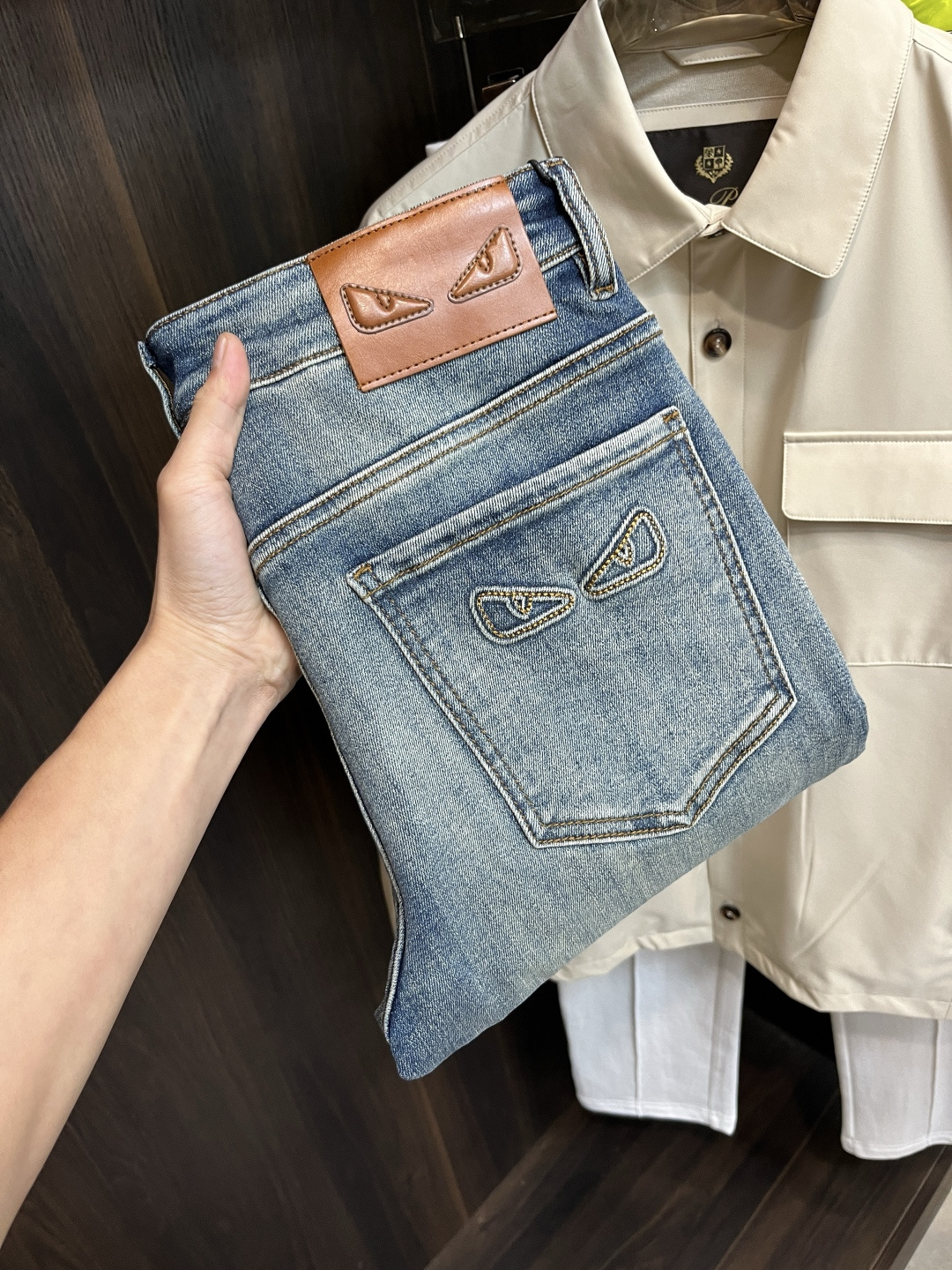 NO:685659,The main recommendation is Fendi's exclusive new Fendi trendy men's fashionable casual jeans, high-end European original trousers, trendy fashionable casual trousers with high breathability and comfort, impeccable details, brand element design concept, reflecting high quality. Presenting casual tailoring, the upper body shape is awesome!  Code number 28-38 (no 35 37) H2025 new model debut,,fendi,fendi,jeans,19860909主推 Fendi 独家专供新款芬迪潮男时尚休闲牛仔裤,高端欧版原单裤子,潮流时尚休闲裤子 透气舒适度高,细节无可挑剔,品牌元素设计理念,体现高品质.呈现休闲裁剪,上身版型超赞！ 码数28-38（无35 37） H2025新款首发,,fendi,fendi,jeans,,Men's clothing