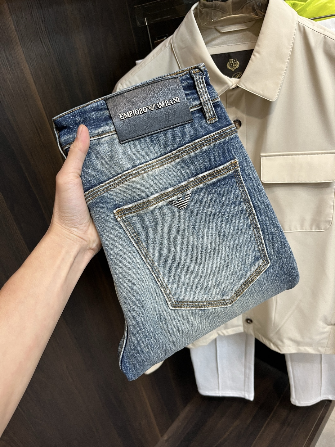 NO:685663,The main recommendation is Armani's exclusive supply of new Armani trendy men's fashionable casual jeans, high-end European original trousers, trendy fashionable casual trousers with high breathability and comfort, impeccable details, brand element design concept, reflecting high quality. Presenting casual tailoring, the upper body shape is awesome!  Code number 28-38 (no 35 37) H2025 new model debut,,armani,armani,jeans,19860909主推 Armani 独家专供新款阿玛尼潮男时尚休闲牛仔裤,高端欧版原单裤子,潮流时尚休闲裤子 透气舒适度高,细节无可挑剔,品牌元素设计理念,体现高品质.呈现休闲裁剪,上身版型超赞！ 码数28-38（无35 37） H2025新款首发,,armani,armani,jeans,,Men's clothing