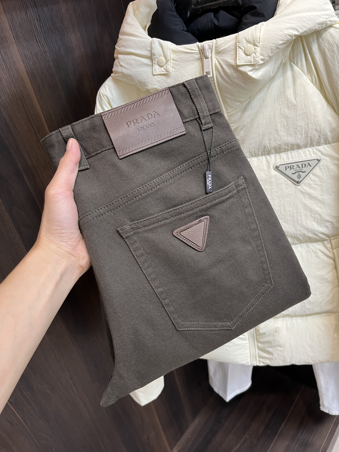 NO:685599,Mainly recommended by Prada. Exclusively for the new Prada trendy men's fashionable casual pants, high-end European original pants, trendy and fashionable casual pants. They are highly breathable and comfortable, with impeccable details. The brand element design concept embodies high quality. It presents casual tailoring and the upper body shape is awesome!  Code number 28-38 (no 35 37) H2025 new model debut,, prada, prada,19860909主推 Prada 独家专供新款普拉达潮男时尚休闲裤,高端欧版原单裤子,潮流时尚休闲裤子 透气舒适度高,细节无可挑剔,品牌元素设计理念,体现高品质.呈现休闲裁剪,上身版型超赞！ 码数28-38（无35 37） H2025新款首发,,prada,prada,,Men's clothing