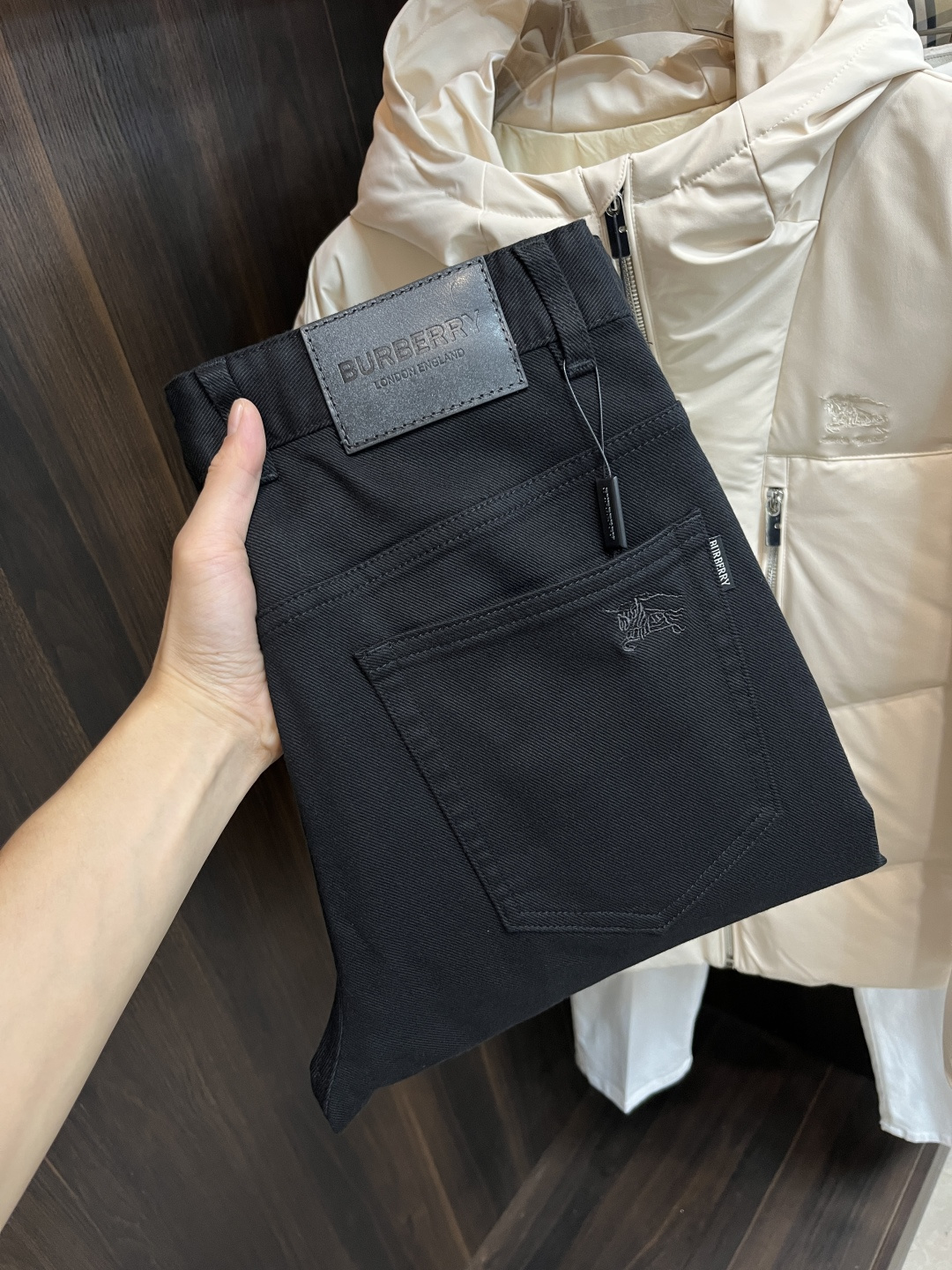 NO:685604,The main recommendation is Burberry's exclusive new Burberry trendy men's fashionable casual pants, high-end European original pants, trendy fashionable casual pants, with high breathability and comfort, impeccable details, brand element design concept, reflecting high quality. It presents casual tailoring and the upper body shape is awesome!  Code number 28-38 (no 35 37) H2025 new model debut,,burberry,burberry,19860909主推 Burberry 独家专供新款巴宝莉潮男时尚休闲裤,高端欧版原单裤子,潮流时尚休闲裤子 透气舒适度高,细节无可挑剔,品牌元素设计理念,体现高品质.呈现休闲裁剪,上身版型超赞！ 码数28-38（无35 37） H2025新款首发,,burberry,burberry,,Men's clothing