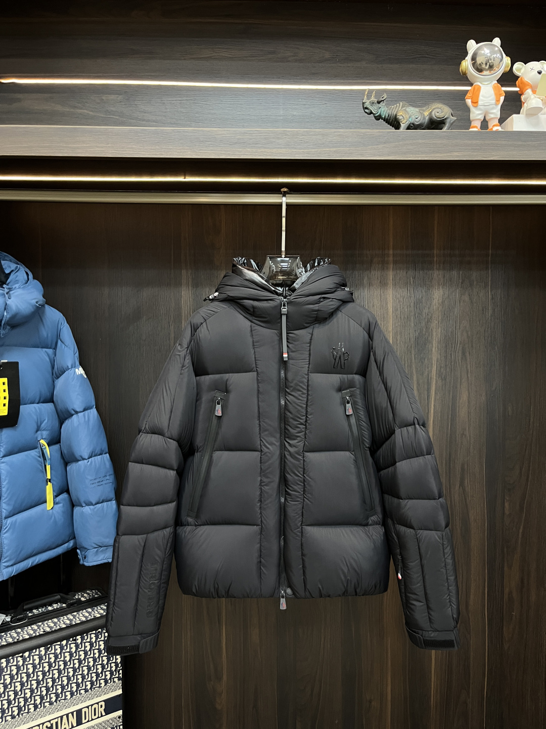 NO:682464,Mainly recommending down Moncler high-end down jackets, 2025 latest fashion designer down jackets, down jackets, new lapel down jackets, 90 white duck down filling, every detail shows craftsmanship, enough advanced structural tailoring design changes to show men's diverse image changes, slim fit, tailoring, to meet the current popular multi-layered outfits, life style versatile style, code number 1-5 H2025 new release, Moncler, jackets &  coats, down jacket,19860909主推羽绒 Moncler 高级羽绒服蒙口羽绒服,2025最新款时尚设计师款羽绒外套 羽绒服新款翻领羽绒外套,90白鸭绒填充,处处细节显工艺足够的高级结构性剪裁的设计改变来展现男士多样的形象变化,修身利落、剪裁合体,满足时下正流行的多层次穿搭,生活百搭款式 码数1-5 H2025新款首发,,Moncler,jackets & coats,down jacket,,Men's clothing