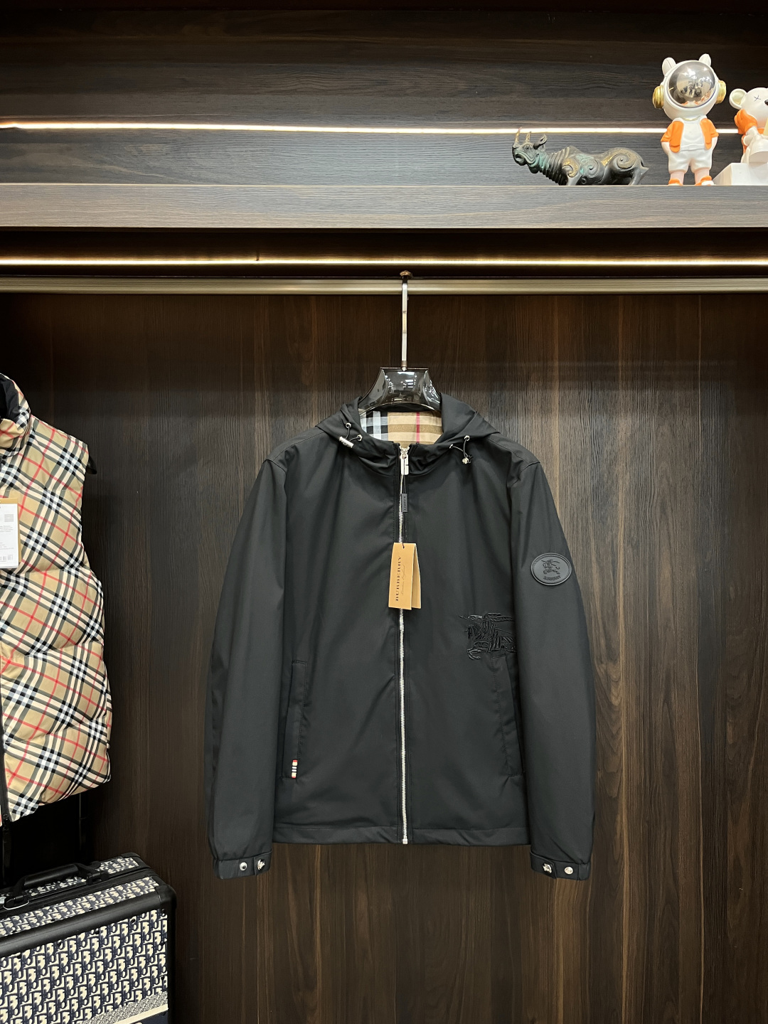 NO:682422,Mainly recommended Burberry high-end cotton clothing Burberry cotton clothing, 2025 latest fashion designer cotton clothing jacket, new lapel, every detail shows craftsmanship, enough advanced structural tailoring design changes to show men's diverse image changes, slim fit, tailoring, to meet the current popular multi-layered wear, versatile style for life, size L-4XL H2025 new launch,, burberry, burberry, jackets & coats,19860909主推 Burberry 高级棉服巴宝莉棉衣服,2025最新款时尚设计师款棉服外套 新款翻领,处处细节显工艺足够的高级结构性剪裁的设计改变来展现男士多样的形象变化,修身利落、剪裁合体,满足时下正流行的多层次穿搭,生活百搭款式 码数L-4XL H2025新款首发,,burberry,burberry,jackets & coats,,Men's clothing