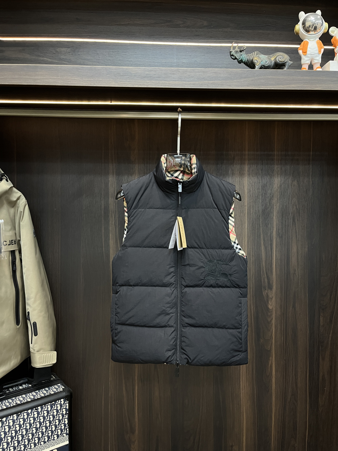 NO:682423,The main recommendation is Burberry's advanced cotton jacket. Burberry's cotton vest, the latest fashion designer cotton jacket in 2025, new lapels, every detail shows craftsmanship, and enough advanced structural tailoring design changes to show men's diverse image changes. Slim and neat, tailored to meet the popular multi-layered outfits. Versatile style for life. Size S-XXL H2025 new release, burberry, burberry, jackets & coats,19860909主推 Burberry 高级棉服巴宝莉棉衣马甲,2025最新款时尚设计师款棉服外套 新款翻领,处处细节显工艺足够的高级结构性剪裁的设计改变来展现男士多样的形象变化,修身利落、剪裁合体,满足时下正流行的多层次穿搭,生活百搭款式 码数S-XXL H2025新款首发,,burberry,burberry,jackets & coats,,Men's clothing