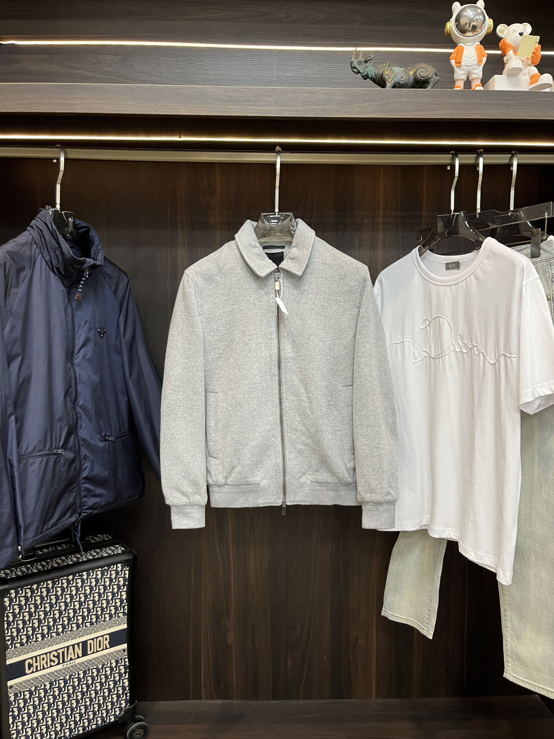 NO:682411,The main recommendation is Z's new woolen jacket. Zegna's jacket is made of 50% wool fabric. The lapel design has a unique style, with engraved hardware zipper closure, Z's highway logo on the back collar, and ribbed design on the hem and cuffs. The style is very novel and unique. Highly recommended!  Color Gray Code Number 48 50 52 54 56 58 60,,zegna,jackets & coats,jackets & coats,19860909主推 Z家新款毛呢夹克外套,杰尼亚这款夹克采用50羊毛面料制作而成,翻领式设计具有独特风格,刻字五金拉链开合,后领处式有Z家公路标识,下摆和袖口罗纹式设计,款式非常新颖独特,强烈推荐！ 颜色灰色 码数48 50 52 54 56 58 60,,zegna,jackets & coats,jackets & coats,,Men's clothing