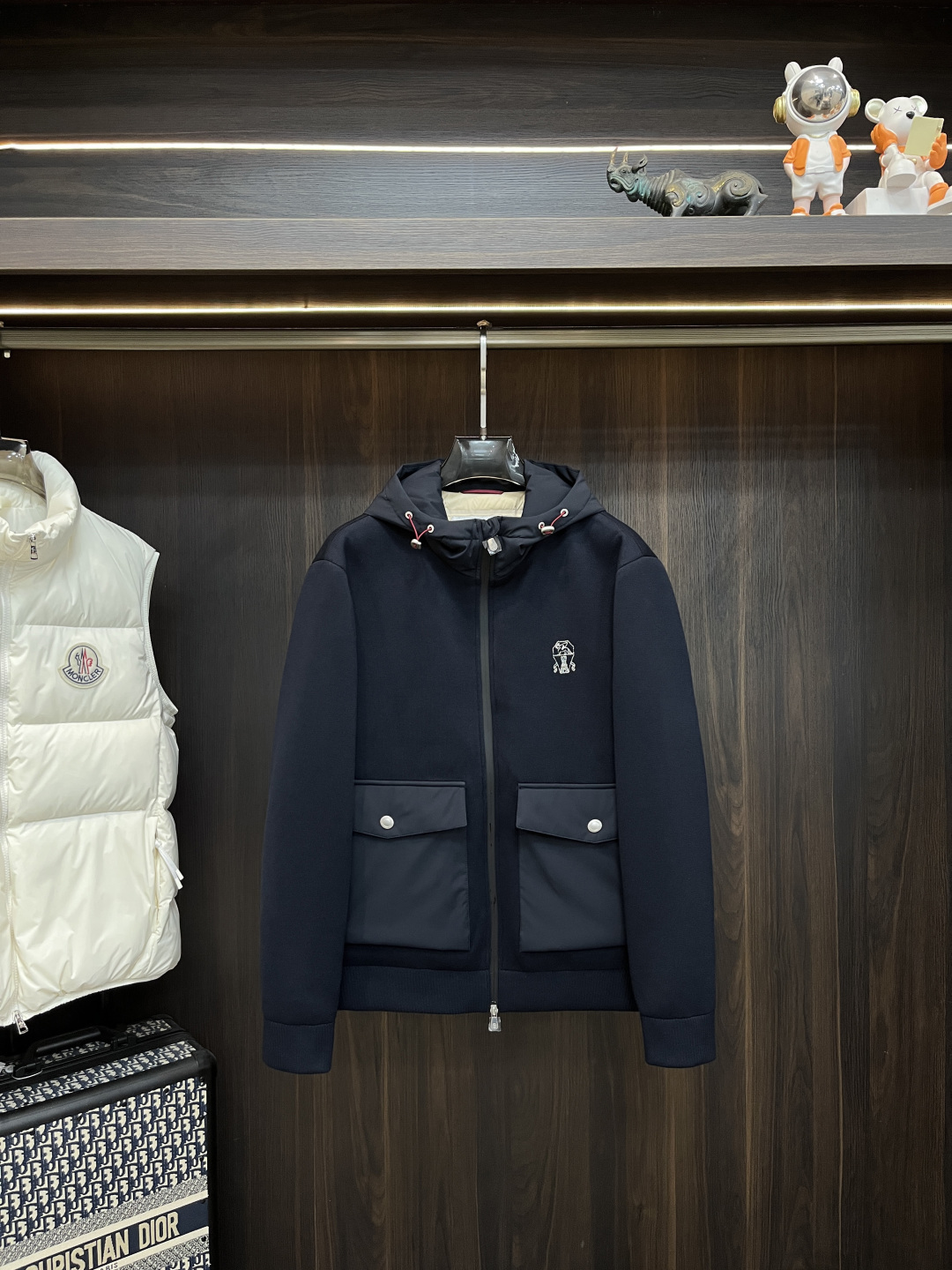 NO:682406,The main recommendation is down BC 2025, the latest fashion designer down jacket BC hooded down jacket, the top popular winter style light luxury classic Maya down jacket, the hood is detachable and classic letter logo popular down jacket, 90# white goose down filling, every detail shows the craftsmanship, enough advanced structural tailoring design changes to show men's diverse image changes, slim fit, tailoring, to meet the current popular multi-layered wear, versatile style in life!  Color black Size M-XXXL H2025 new model first release, jackets & coats, down jacket, hats,19860909主推羽绒 BC 2025最新款时尚设计师款羽绒外套BC连帽羽绒服,冬季顶级爆款款轻奢经典玛雅羽绒服,帽可拆经典字母logo爆款羽绒服,90#白鹅绒填充,处处细节显工艺足够的高级结构性剪裁的设计改变来展现男士多样的形象变化,修身利落、剪裁合体,满足时下正流行的多层次穿搭,生活百搭款式！ 颜色黑色 码数M-XXXL H2025新款首发,,jackets & coats,down jacket,hats,,Men's clothing