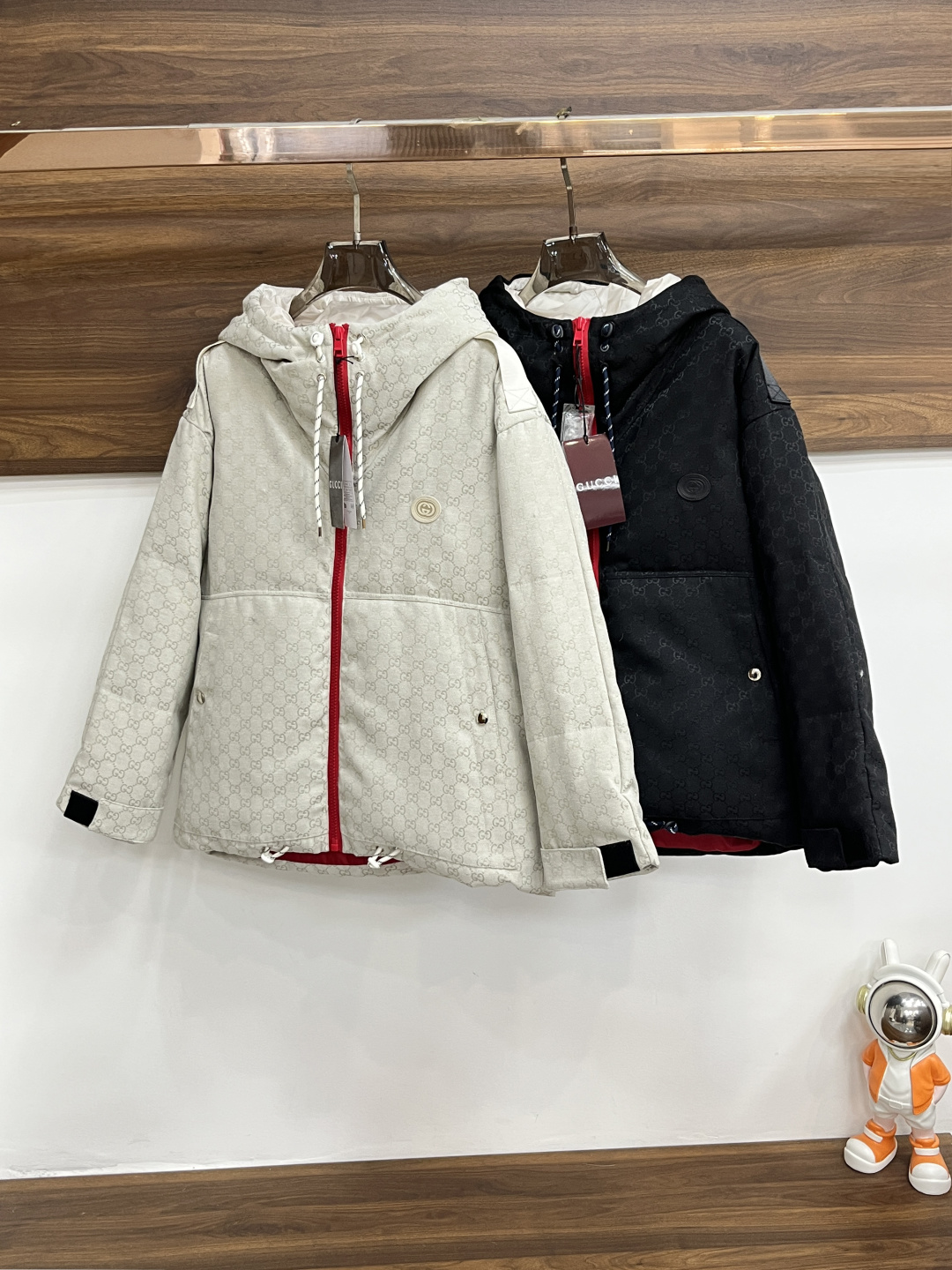 NO:682415,Mainly recommending down Gucci 2025 latest fashion designer down jacket Gucci hooded down jacket, the top hot winter style light luxury classic Maya down jacket, the hood is detachable and classic letter logo hot style down jacket, 90# white duck down filling, every detail shows craftsmanship, enough advanced structural tailoring design changes to show men's diverse image changes, slim fit, tailoring, to meet the current popular multi-layered wear, versatile style in life!  Color Black White Size M-XXXL H2025 new model first release,,gucci,jackets & coats,down jacket,hats,19860909主推羽绒 Gucci 2025最新款时尚设计师款羽绒外套古琦连帽羽绒服,冬季顶级爆款款轻奢经典玛雅羽绒服,帽可拆经典字母logo爆款羽绒服,90#白鸭绒填充,处处细节显工艺足够的高级结构性剪裁的设计改变来展现男士多样的形象变化,修身利落、剪裁合体,满足时下正流行的多层次穿搭,生活百搭款式！ 颜色黑色 白色 码数M-XXXL H2025新款首发,,gucci,jackets & coats,down jacket,hats,,Men's clothing