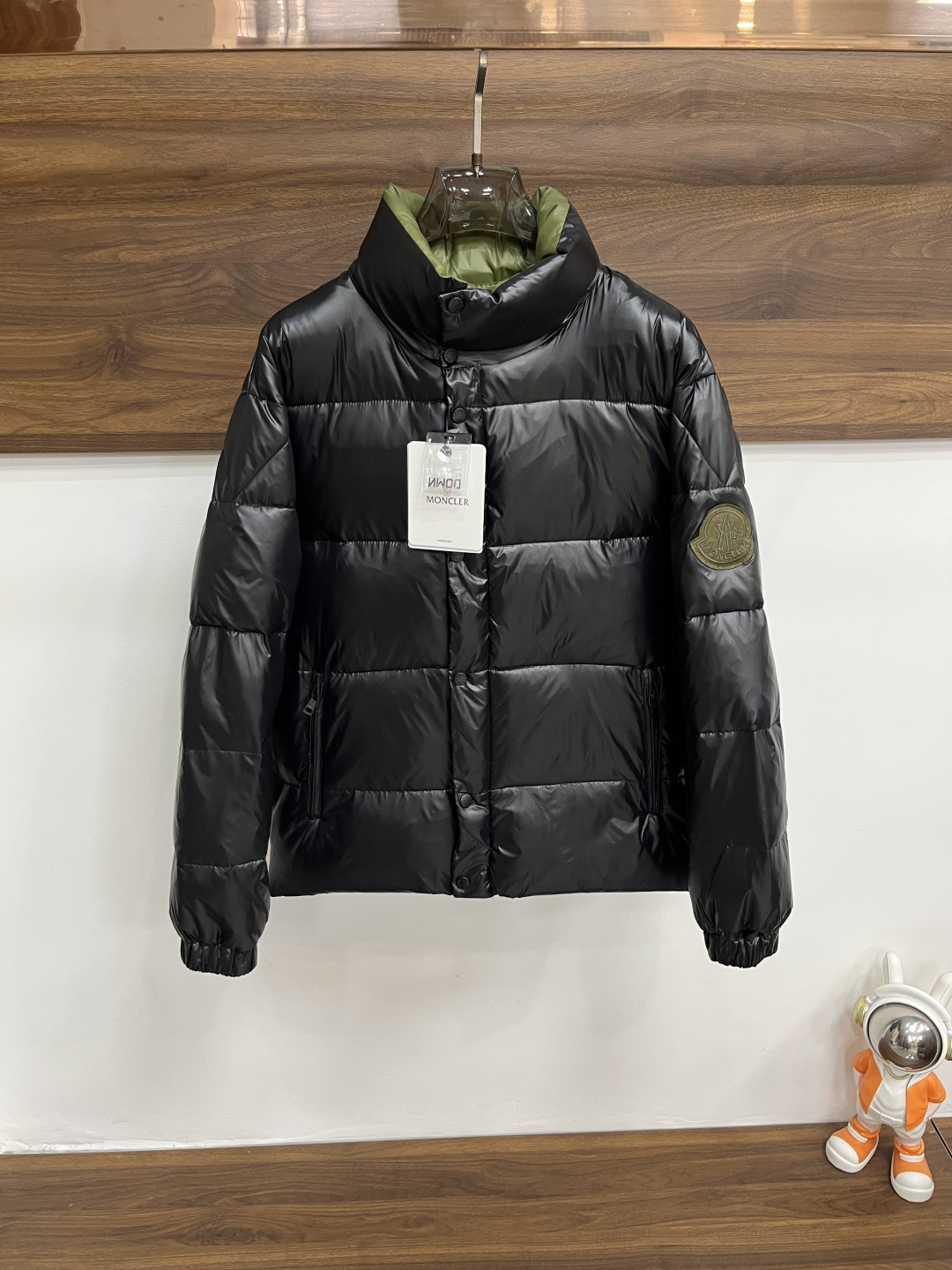 NO:682418,We mainly recommend the down jacket Moncler 2025, the latest fashion designer style down jacket with a mouth and stand collar, the top winter hot style light luxury classic Mayan down jacket, the hood is detachable and the classic letter logo hot style down jacket, 90# white duck down filling, every detail shows the craftsmanship. The design changes of the advanced structural tailoring are enough to show the diverse image changes of men. The slim fit and tailored fit meet the current popular multi-layered outfits and are versatile styles in life!  Color black Size M-XXXL H2025 new model first release, Moncler, jackets & coats, down jacket, hats,19860909主推羽绒 Moncler 2025最新款时尚设计师款羽绒外套蒙口立领羽绒服,冬季顶级爆款款轻奢经典玛雅羽绒服,帽可拆经典字母logo爆款羽绒服,90#白鸭绒填充,处处细节显工艺足够的高级结构性剪裁的设计改变来展现男士多样的形象变化,修身利落、剪裁合体,满足时下正流行的多层次穿搭,生活百搭款式！ 颜色黑色 码数M-XXXL H2025新款首发,,Moncler,jackets & coats,down jacket,hats,,Men's clothing