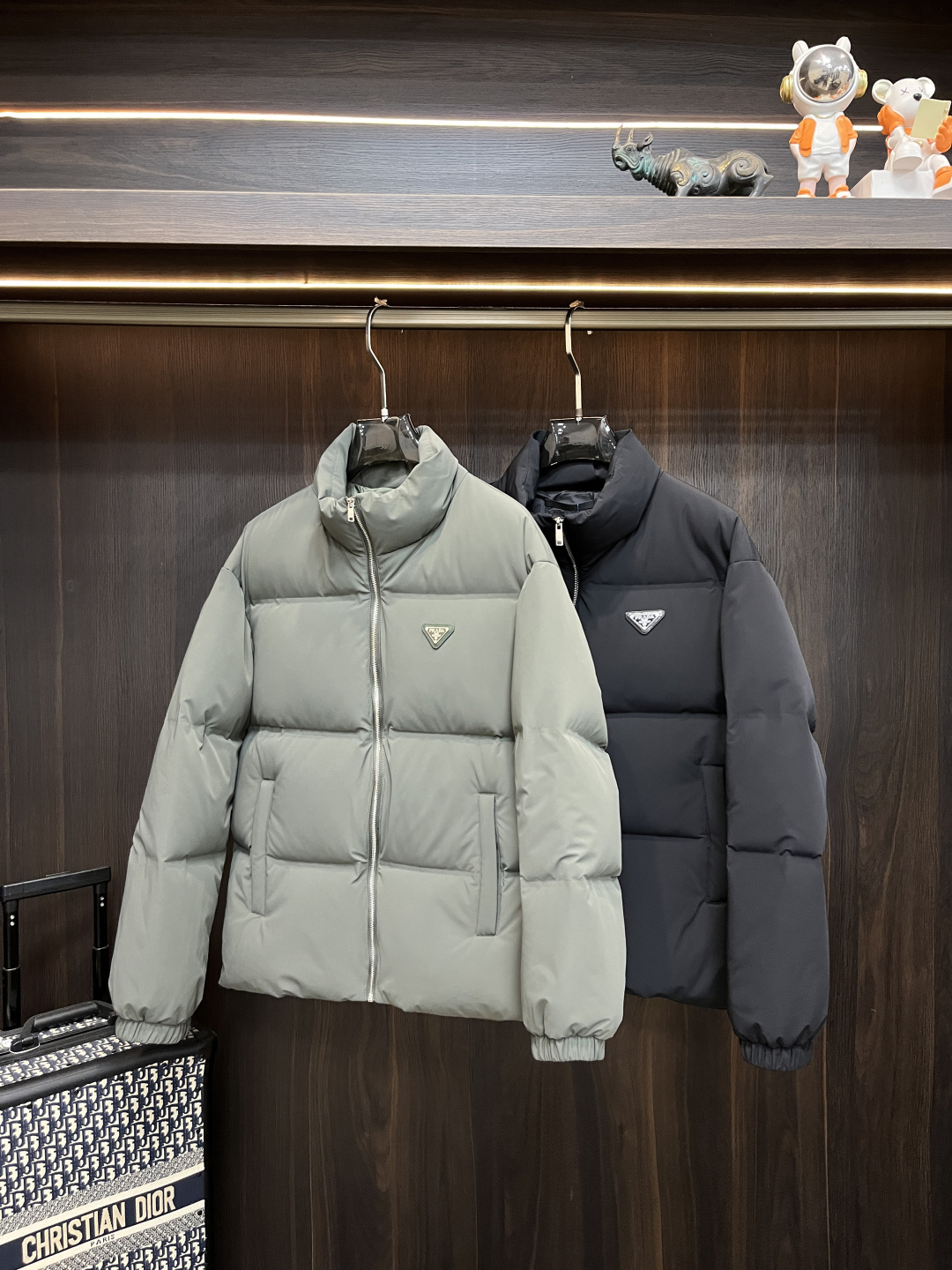 NO:691097,The main recommendation is down Prada, the latest fashion designer down jacket in 2025, down jacket, new lapel down jacket, 90 white duck down filling, every detail shows craftsmanship, enough advanced structural tailoring design changes to show men's diverse image changes, slim fit, tailoring, to meet the current popular multi-layered wear, versatile style in life, size M-3XL  H2025 new model debut,,prada,prada,jackets & coats,down jacket,19860909主推羽绒 Prada 高级羽绒服普拉达羽绒服,2025最新款时尚设计师款羽绒外套 羽绒服新款翻领羽绒外套,90白鸭绒填充,处处细节显工艺足够的高级结构性剪裁的设计改变来展现男士多样的形象变化,修身利落、剪裁合体,满足时下正流行的多层次穿搭,生活百搭款式 码数M-3XL H2025新款首发,,prada,prada,jackets & coats,down jacket,,Men's clothing