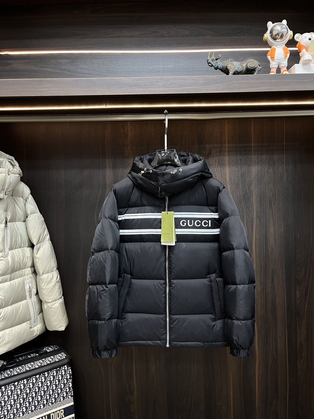 NO:682427,Mainly recommending down Gucci high-end down jacket Gucci down jacket, the latest fashion designer down jacket in 2025, down jacket new hooded down jacket, 90 white duck down filling, every detail shows craftsmanship, enough advanced structural tailoring design changes to show men's diverse image changes, slim and neat, tailored to meet the current popular multi-layered wear, life versatile style code number 1-5 H2025 new release, gucci, jackets &  coats,down jacket,hats,19860909主推羽绒 Gucci 高级羽绒服古琦羽绒服,2025最新款时尚设计师款羽绒外套 羽绒服新款连帽羽绒外套,90白鸭绒填充,处处细节显工艺足够的高级结构性剪裁的设计改变来展现男士多样的形象变化,修身利落、剪裁合体,满足时下正流行的多层次穿搭,生活百搭款式 码数1-5 H2025新款首发,,gucci,jackets & coats,down jacket,hats,,Men's clothing