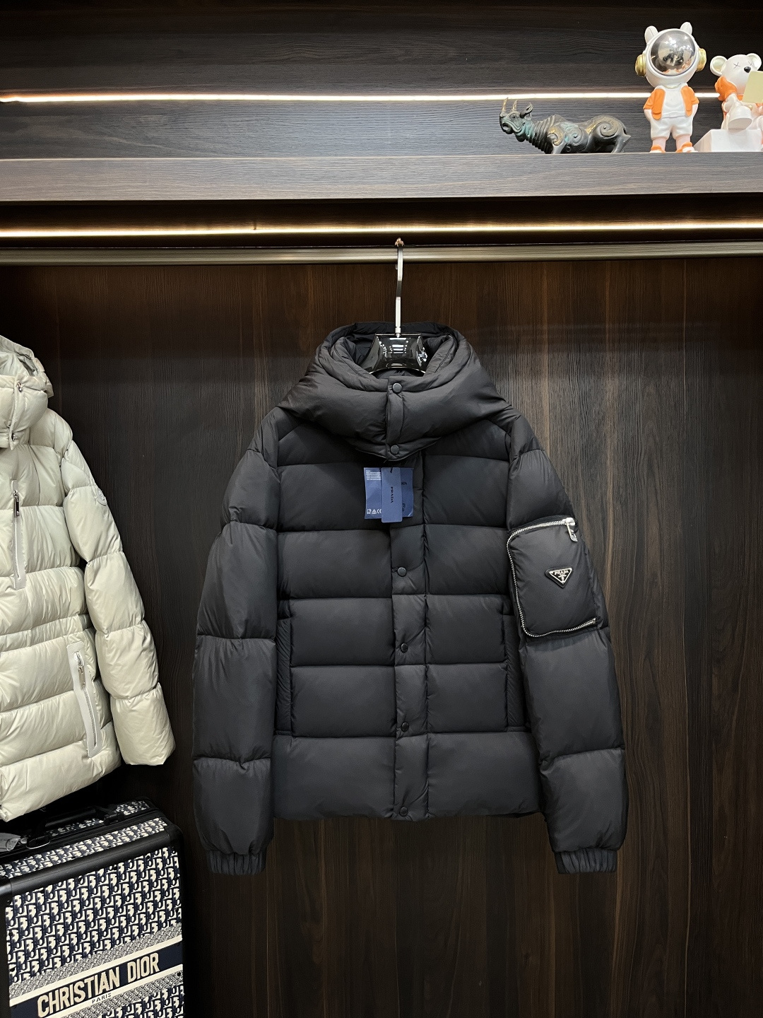 NO:682386,Mainly recommend down Prada high-grade down jacket Prada down jacket, the latest fashion designer down jacket in 2025, down jacket new hooded down jacket, 90 white duck down filling, every detail shows craftsmanship, enough advanced structural tailoring design changes to show men's diverse image changes, slim and neat, tailored to meet the current popular multi-layered wear, life versatile style code number 1-5 H2025 new release, prada, prada, jackets  & coats,down jacket,hats,19860909主推羽绒 Prada 高级羽绒服普拉达羽绒服,2025最新款时尚设计师款羽绒外套 羽绒服新款连帽羽绒外套,90白鸭绒填充,处处细节显工艺足够的高级结构性剪裁的设计改变来展现男士多样的形象变化,修身利落、剪裁合体,满足时下正流行的多层次穿搭,生活百搭款式 码数1-5 H2025新款首发,,prada,prada,jackets & coats,down jacket,hats,,Men's clothing