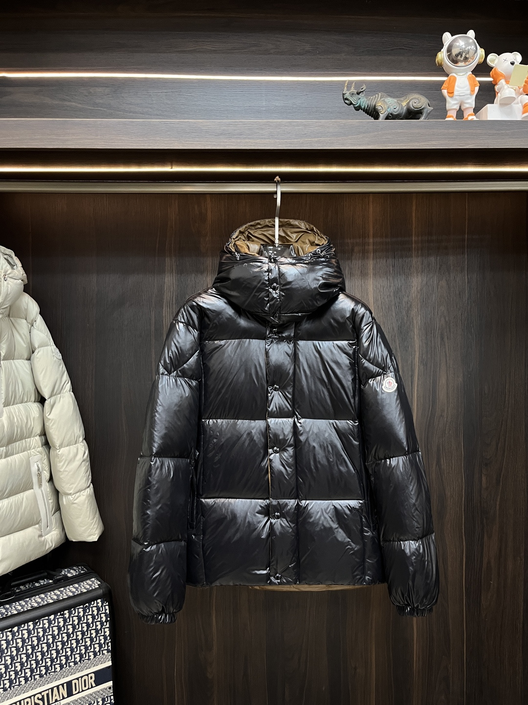 NO:682391,The main recommendation is down Moncler premium down jacket, 2025 latest fashion designer down jacket, down jacket, new stand collar down jacket, 90 white duck down filling, every detail shows craftsmanship, enough advanced structural tailoring design changes to show men's diverse image changes, slim and neat, tailored to meet the current popular multi-layered outfits, life style versatile style, size 1-5 H2025 new release, Moncler, jackets &  coats, down jacket,19860909主推羽绒 Moncler 高级羽绒服蒙口羽绒服,2025最新款时尚设计师款羽绒外套 羽绒服新款立领羽绒外套,90白鸭绒填充,处处细节显工艺足够的高级结构性剪裁的设计改变来展现男士多样的形象变化,修身利落、剪裁合体,满足时下正流行的多层次穿搭,生活百搭款式 码数1-5 H2025新款首发,,Moncler,jackets & coats,down jacket,,Men's clothing