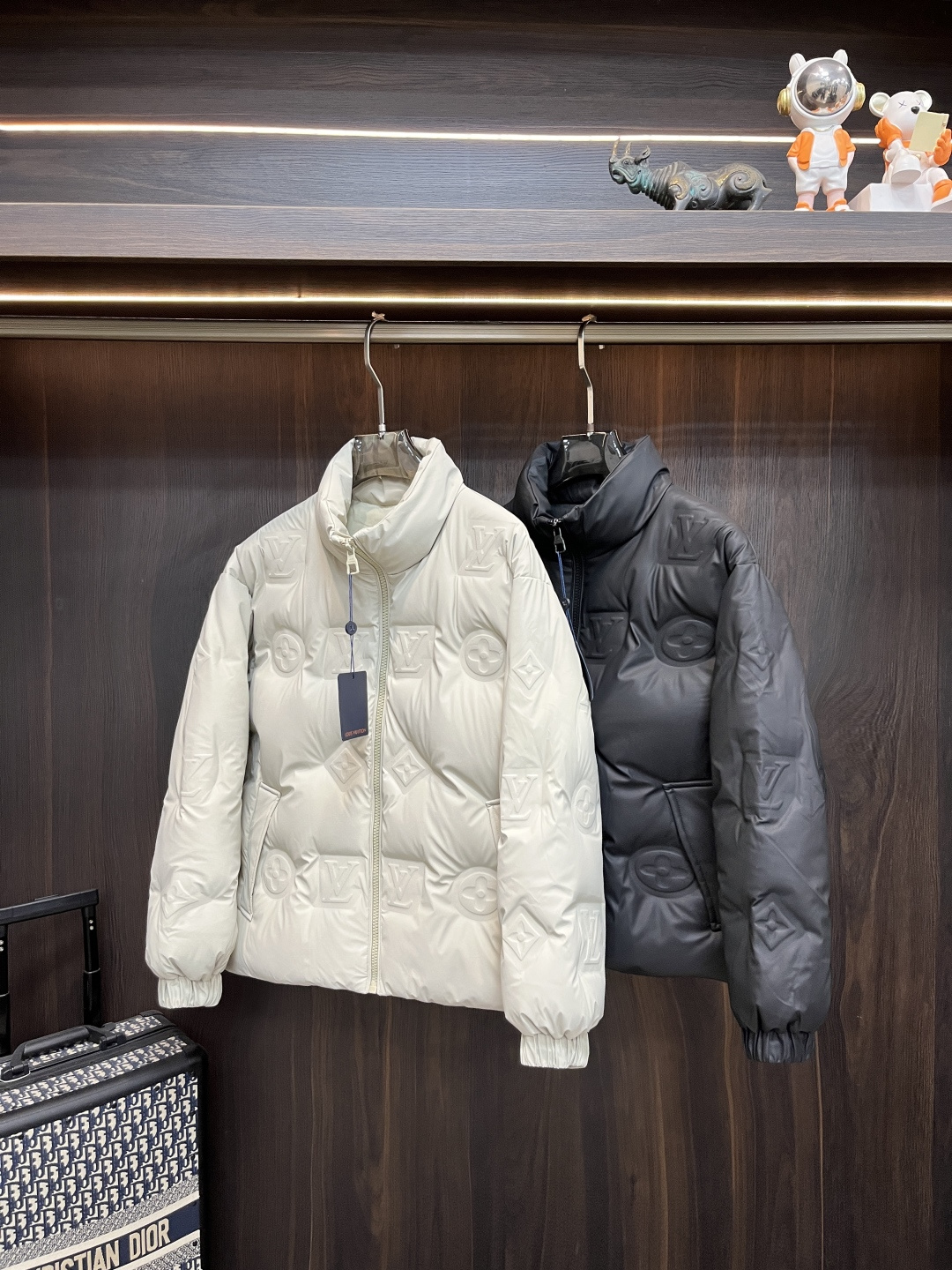 NO:682393,Mainly recommend down LV high-end down jackets, donkey brand down jackets, the latest fashion designer down jackets in 2025, down jackets, new stand-collar down jackets, 90 white duck down filling, every detail shows craftsmanship, enough advanced structural tailoring design changes to show men's diverse image changes, slim and neat, tailored to meet the current popular multi-layered outfits, versatile style for life, code size M-3XL H2025 new launch,, louis  vuitton,louis vuitton,jackets & coats,down jacket,19860909主推羽绒 LV 高级羽绒服驴牌羽绒服,2025最新款时尚设计师款羽绒外套 羽绒服新款立领羽绒外套,90白鸭绒填充,处处细节显工艺足够的高级结构性剪裁的设计改变来展现男士多样的形象变化,修身利落、剪裁合体,满足时下正流行的多层次穿搭,生活百搭款式 码数M-3XL H2025新款首发,,louis vuitton,louis vuitton,jackets & coats,down jacket,,Men's clothing