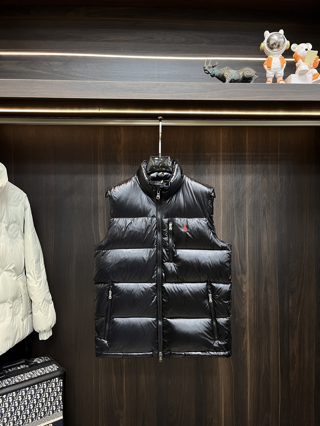 NO:691100,Mainly recommend down POLO high-end down jacket Paul vest down jacket, the latest fashion designer down jacket in 2025, down jacket new stand collar down vest jacket, 90 white duck down filling, every detail shows craftsmanship, enough advanced structural tailoring design changes to show men's diverse image changes, slim and neat, tailoring to meet the current popular multi-layered wear, versatile style for life, code size S-XXL H2025 new release, jackets &  coats, down jacket,19860909主推羽绒 POLO 高级羽绒服保罗马甲羽绒服,2025最新款时尚设计师款羽绒外套 羽绒服新款立领羽绒马甲外套,90白鸭绒填充,处处细节显工艺足够的高级结构性剪裁的设计改变来展现男士多样的形象变化,修身利落、剪裁合体,满足时下正流行的多层次穿搭,生活百搭款式 码数S-XXL H2025新款首发,,jackets & coats,down jacket,,Men's clothing