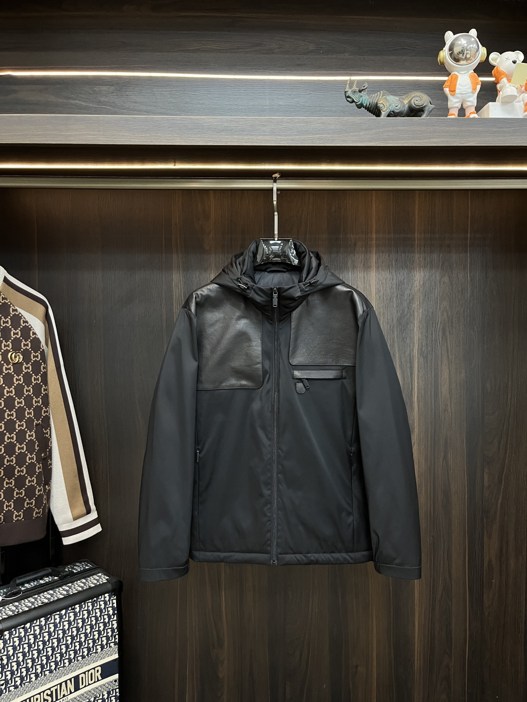 NO:685643,Mainly recommending the down Zegna 2025ss autumn new release Zegna hooded down jacket, the most popular autumn down jacket, filled with 90% white duck down. Wearing it makes you feel comfortable and slim, lazy and casual, combined with clean and simple colors, it is particularly attractive and suitable for daily wear~ We introduce sports items decorated with vibrant prints, fashionable and quality life!  Size M-3XL H2025 new model debut,,zegna,jackets & coats,down jacket,hats,19860909主推羽绒 Zegna 2025ss秋季新款发布杰尼亚连帽羽绒外套,秋季爆款羽绒外套,90白鸭绒填充,穿上就是舒适自在又显瘦的存在,慵懒而随性,结合干净简单的色系就特别耐看,适合日常穿着~倾情推出缀饰活力印花的运动单品,时尚品质生活！ 尺码M-3XL H2025新款首发,,zegna,jackets & coats,down jacket,hats,,Men's clothing