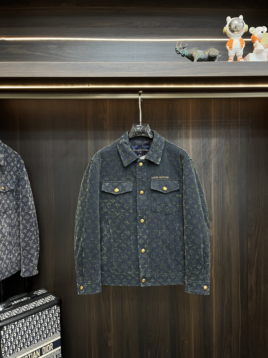 NO:682399,Mainly recommending the down LV 2025ss autumn new release, the donkey brand lapel down jacket, the most popular autumn down jacket, is filled with 90 white duck down. Wearing it makes you feel comfortable and slim, lazy and casual, combined with clean and simple colors, it is particularly eye-catching and suitable for daily wear~ We introduce sports items decorated with vibrant prints, fashionable and quality life!  Size M-3XL H2025 new model debut,,louis vuitton,louis vuitton,jackets & coats,down jacket,19860909主推羽绒 LV 2025ss秋季新款发布驴牌翻领羽绒外套,秋季爆款羽绒外套,90白鸭绒填充,穿上就是舒适自在又显瘦的存在,慵懒而随性,结合干净简单的色系就特别耐看,适合日常穿着~倾情推出缀饰活力印花的运动单品,时尚品质生活！ 尺码M-3XL H2025新款首发,,louis vuitton,louis vuitton,jackets & coats,down jacket,,Men's clothing