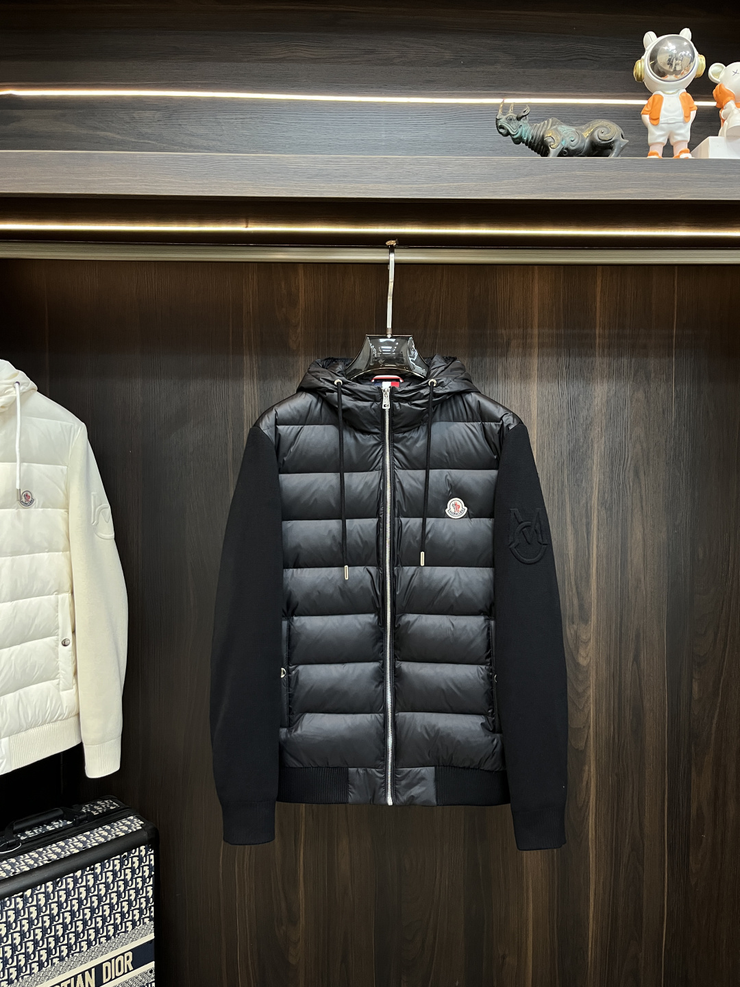 NO:685647,The main recommendation is the down Moncler 2025ss autumn new release hooded down jacket, the hottest autumn down jacket, filled with 90% white duck down. Wearing it makes you feel comfortable and slim, lazy and casual, combined with clean and simple colors, it is particularly attractive and suitable for daily wear~ We introduce sports items decorated with vibrant prints, fashionable and quality life!  Size M-3XL H2025 new model debut,,Moncler,jackets & coats,down jacket,hats,19860909主推羽绒 Moncler 2025ss秋季新款发布蒙口连帽羽绒外套,秋季爆款羽绒外套,90白鸭绒填充,穿上就是舒适自在又显瘦的存在,慵懒而随性,结合干净简单的色系就特别耐看,适合日常穿着~倾情推出缀饰活力印花的运动单品,时尚品质生活！ 尺码M-3XL H2025新款首发,,Moncler,jackets & coats,down jacket,hats,,Men's clothing