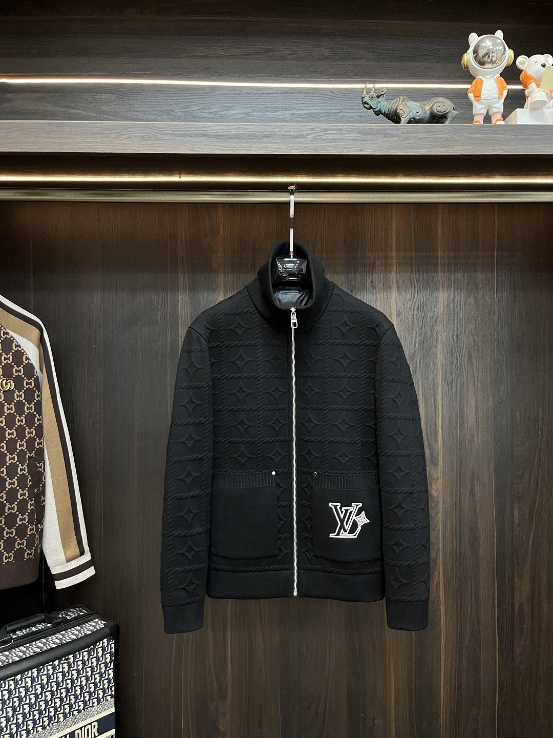 NO:685651,Mainly recommending the down LV 2025ss autumn new release LV lapel down jacket, autumn hot style down jacket, 90 white duck down filling, wearing it is comfortable and slim, lazy and casual, combined with clean and simple colors, it is particularly eye-catching, suitable for daily wear~ We launch sports items decorated with vibrant prints, fashionable and quality life!  Size M-3XL H2025 new model debut,,louis vuitton,jackets & coats,down jacket,19860909主推羽绒 LV 2025ss秋季新款发布LV翻领羽绒外套,秋季爆款羽绒外套,90白鸭绒填充,穿上就是舒适自在又显瘦的存在,慵懒而随性,结合干净简单的色系就特别耐看,适合日常穿着~倾情推出缀饰活力印花的运动单品,时尚品质生活！ 尺码M-3XL H2025新款首发,,louis vuitton,jackets & coats,down jacket,,Men's clothing