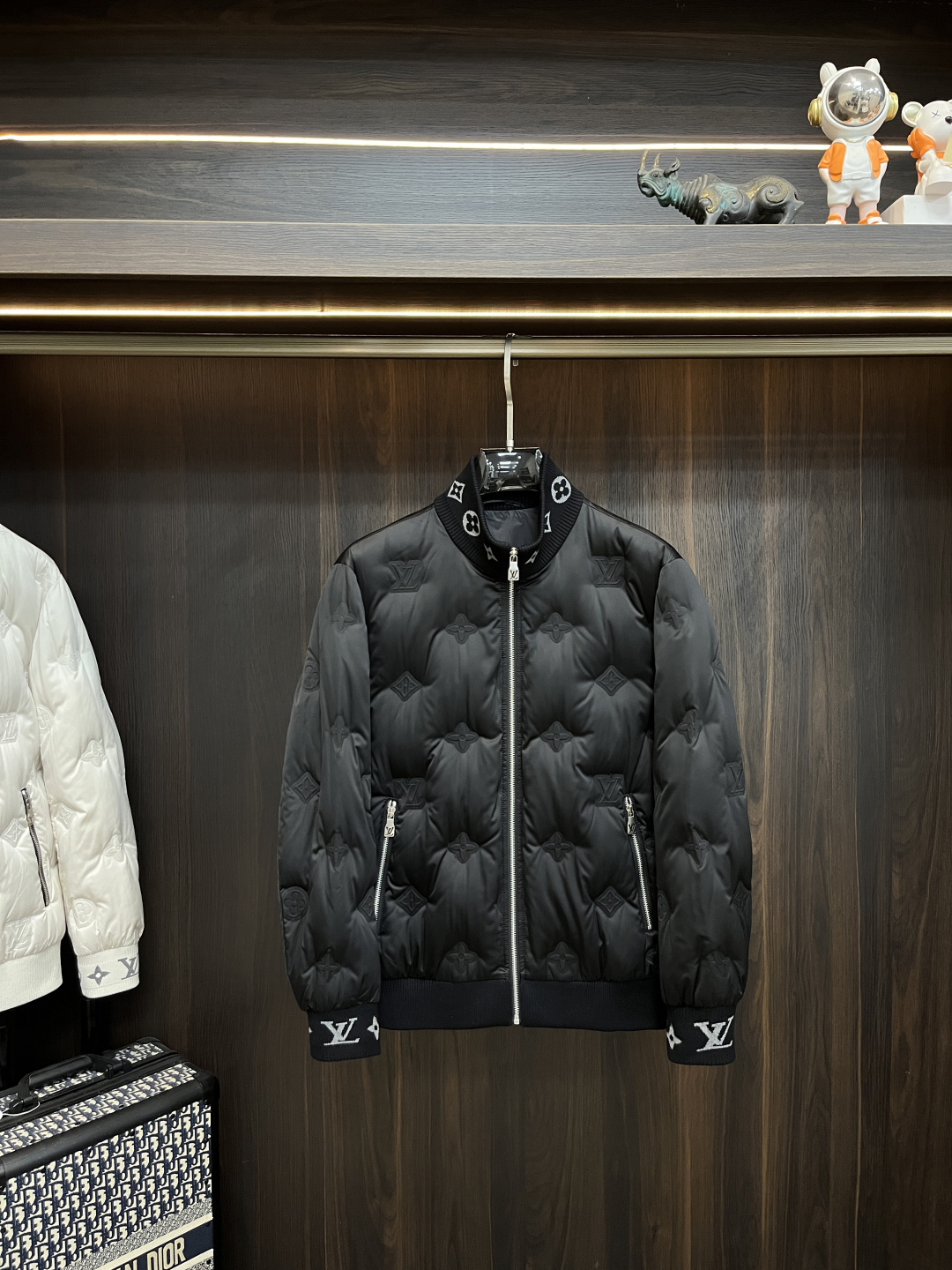 NO:685657,Mainly recommending the down LV 2025ss autumn new style release LV stand-collar down jacket, the most popular autumn down jacket, filled with 90% white duck down. Wearing it makes you feel comfortable and slim, lazy and casual, combined with clean and simple colors, it is particularly eye-catching and suitable for daily wear ~ We are launching sports items decorated with vibrant prints, fashionable and quality life!  Size M-3XL H2025 new model debut,,louis vuitton,jackets & coats,down jacket,19860909主推羽绒 LV 2025ss秋季新款发布LV立领羽绒外套,秋季爆款羽绒外套,90白鸭绒填充,穿上就是舒适自在又显瘦的存在,慵懒而随性,结合干净简单的色系就特别耐看,适合日常穿着~倾情推出缀饰活力印花的运动单品,时尚品质生活！ 尺码M-3XL H2025新款首发,,louis vuitton,jackets & coats,down jacket,,Men's clothing