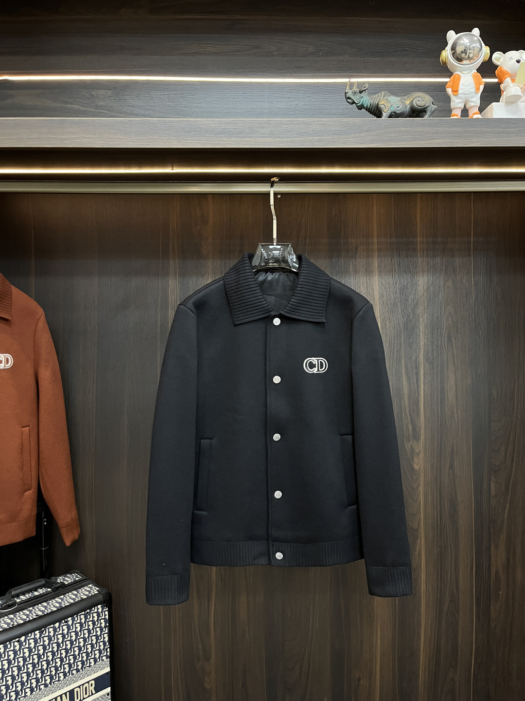 NO:682404,The main recommendation is Dior's 2025ss autumn new release Dior lapel jacket, a popular autumn jacket, which makes you feel comfortable and slim when you wear it. It is lazy and casual, and it is particularly attractive when combined with clean and simple colors. It is suitable for daily wear~ We introduce sports items decorated with vibrant prints for a fashionable and quality life!  Size M-3XL H2025 new model debut,,dior,dior,jackets & coats,jackets & coats,19860909主推 Dior 2025ss秋季新款发布迪奥翻领夹克外套,秋季爆款外套,穿上就是舒适自在又显瘦的存在,慵懒而随性,结合干净简单的色系就特别耐看,适合日常穿着~倾情推出缀饰活力印花的运动单品,时尚品质生活！ 尺码M-3XL H2025新款首发,,dior,dior,jackets & coats,jackets & coats,,Men's clothing