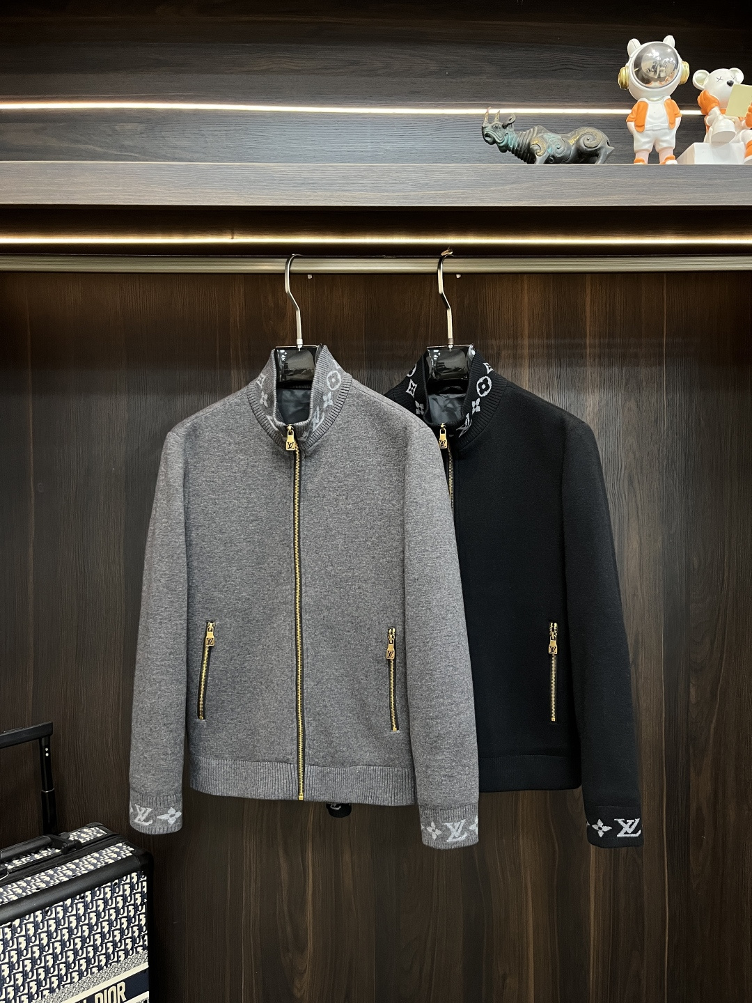 NO:685675,The main recommendation is the LV 2025ss autumn new release of the donkey brand stand-up collar jacket. It is a popular autumn jacket. It is comfortable and slim when you wear it. It is lazy and casual. It is particularly attractive when combined with clean and simple colors. It is suitable for daily wear. We launch sports items decorated with vibrant prints for a fashionable and quality life!  Size M-3XL H2025 new model debut,,louis vuitton,louis vuitton,jackets & coats,jackets & coats,19860909主推 LV 2025ss秋季新款发布驴牌立领夹克外套,秋季爆款外套,穿上就是舒适自在又显瘦的存在,慵懒而随性,结合干净简单的色系就特别耐看,适合日常穿着~倾情推出缀饰活力印花的运动单品,时尚品质生活！ 尺码M-3XL H2025新款首发,,louis vuitton,louis vuitton,jackets & coats,jackets & coats,,Men's clothing