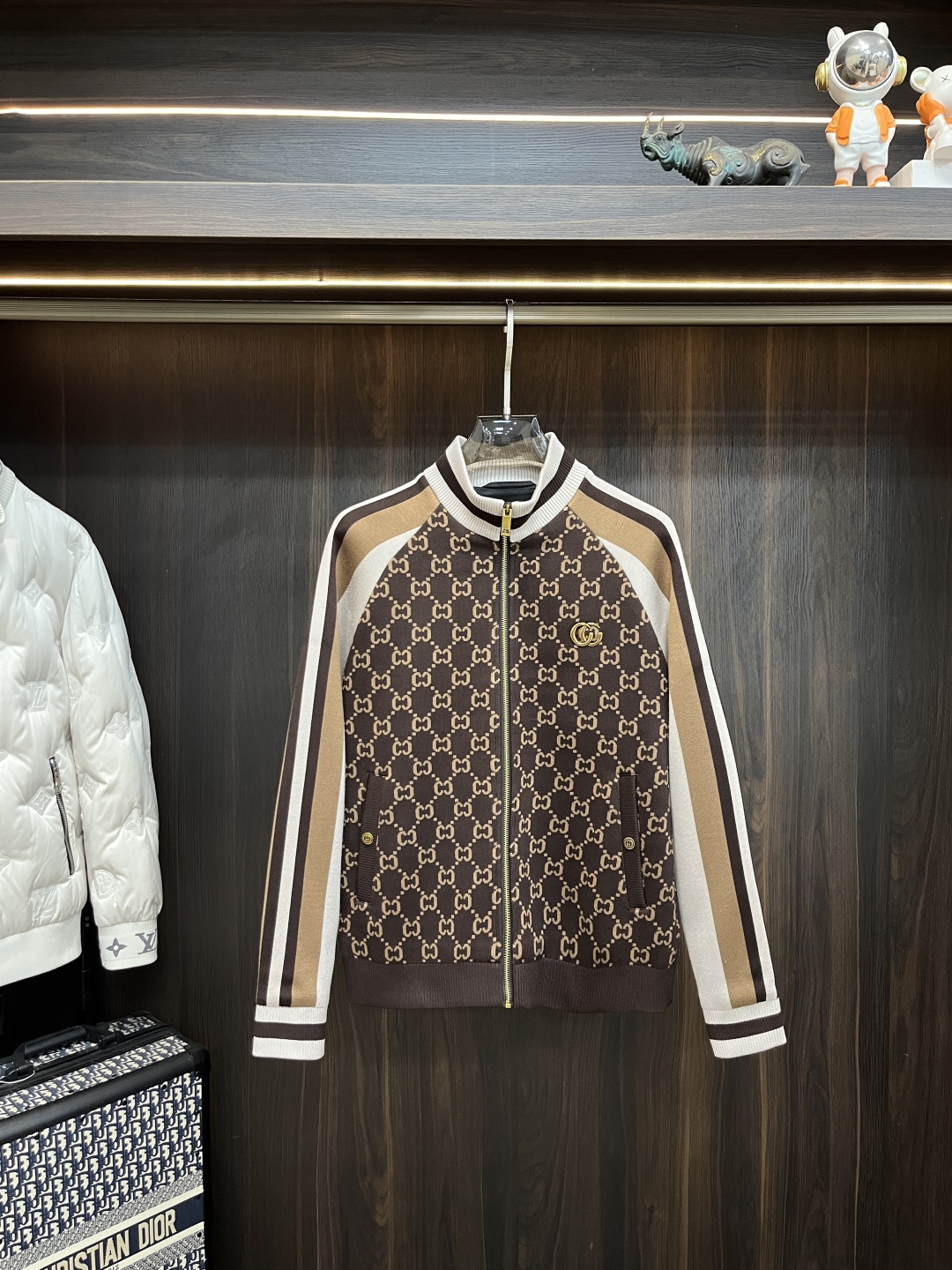 NO:682409,The main recommendation is Gucci's 2025ss autumn new release Gucci stand-up collar jacket, a popular autumn jacket, which makes you feel comfortable and slim when you wear it. It is lazy and casual. It is particularly attractive when combined with clean and simple colors and is suitable for daily wear~ We are launching sports items decorated with vibrant prints for a fashionable and quality life!  Size M-3XL H2025 new model debut,,gucci,jackets & coats,jackets & coats,19860909主推 Gucci 2025ss秋季新款发布古琦立领夹克外套,秋季爆款外套,穿上就是舒适自在又显瘦的存在,慵懒而随性,结合干净简单的色系就特别耐看,适合日常穿着~倾情推出缀饰活力印花的运动单品,时尚品质生活！ 尺码M-3XL H2025新款首发,,gucci,jackets & coats,jackets & coats,,Men's clothing