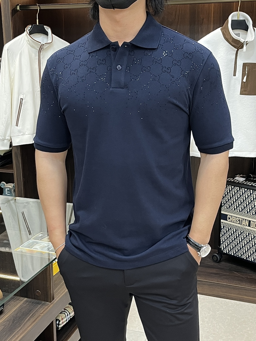 NO:727351,New Year’s Eve!  Featured Gucci Gucci's new crystal-embellished piqué cotton Polo shirt. This gradient effect crystal embroidery complements the texture of the brand's iconic fabrics (such as GG canvas, jersey fabric, knitted cotton and piqué cotton), creating a dazzling contrasting effect. This piqué cotton Polo shirt is decorated with gradient GG imitation crystals for a sophisticated charm. Color royal blue Size S M L XL,, gucci, gucci,19860909年后！主推 Gucci 古驰 新款饰仿水晶珠地棉Polo衫,这款渐变效果仿水晶刺绣与品牌标志性面料(如GG帆布,平纹针织面料,针织棉和珠地棉)的纹理交相辉映,呈现出璀璨夺目的对比效果.这款珠地棉Polo衫饰以渐变GG仿水晶,一展精致魅力. 颜色宝蓝色 码数S M L XL,,gucci,gucci,,Men's clothing