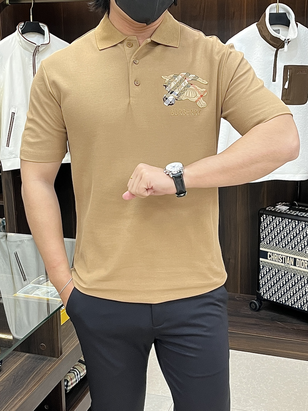 NO:727362,New Year’s Eve!  The main recommendation is Burberry B's new equestrian knight logo plaid cotton Polo shirt, which is made of lightweight cotton pique mesh and has a slim fit. It is embellished with the brand logo and the equestrian knight logo (EKD) embroidery, using the Burberry plaid pattern as the background, engraved shell button closure, ribbed knitted collar, and the Burberry letter embroidery logo on the chest. It is novel and unique in style. Highly recommended!  Color White Black Brown Size S M L XL H2026,,burberry,burberry,19860909年后！主推 Burberry 巴宝莉 B家新款马术骑士徽标格纹棉质Polo衫,选用轻盈棉质珠地网眼布打造,呈现修身版型.点缀品牌徽标和马术骑士徽标(EKD)刺绣,采用Burberry格纹图案作为背景,刻字贝壳纽扣开合,罗纹针织衣领,前胸饰有 Burberry 字母刺绣徽标,款式新颖独特,强烈推荐！ 颜色白色 黑色 棕色 码数S M L XL H2026,,burberry,burberry,,Men's clothing