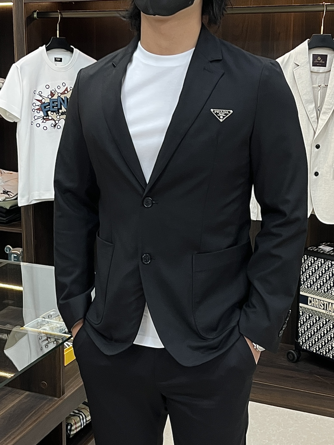 NO:729073,2026 spring new products, the main recommendation is Prada Prada 2026 spring new release Prada blazer jacket, spring hot blazer jacket, classic LOGO singles on the chest, wearing it is comfortable and slim, lazy and casual, combined with clean and simple colors, it is particularly eye-catching, suitable for daily wear~ We are launching sports items decorated with vibrant prints!  Sizes M-3XL, complete with three standards, shipped next day, color black, khaki, H2026 new model first release,, prada, prada, jackets & coats, jackets & coats, business suit,198609092026春季新品,主推 Prada 普拉达 2026春季新款发布普拉达西装夹克外套,春季爆款西装夹克外套,胸前经典LOGO单西,穿上就是舒适自在又显瘦的存在,慵懒而随性,结合干净简单的色系就特别耐看,适合日常穿着~倾情推出缀饰活力印花的运动单品！ 尺码M-3XL 三标齐全 隔天出货 颜色黑色 卡其色 H2026新款首发,,prada,prada,jackets & coats,jackets & coats,business suit,,Men's clothing