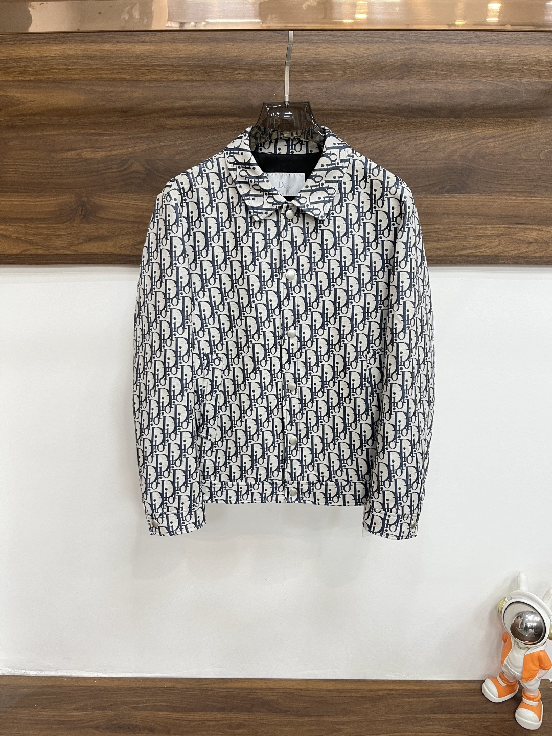 NO:745317,2026 spring new products, the main recommendation is Dior 2026 spring new release Dior lapel jacket, spring hot jacket, letter logo jacquard fabric, wearing it will make you feel comfortable and slim, lazy and casual, combined with clean and simple colors, it is particularly attractive and suitable for daily wear~ We are launching sports items decorated with vibrant prints!  Sizes M-3XL, complete with three standards, next day shipping, single color, H2026 new model debut,, dior, dior, jackets & coats, jackets & coats,198609092026春季新品,主推 Dior 2026春季新款发布迪奥翻领夹克外套,春季爆款夹克外套,字母logo提花面料,穿上就是舒适自在又显瘦的存在,慵懒而随性,结合干净简单的色系就特别耐看,适合日常穿着~倾情推出缀饰活力印花的运动单品！ 尺码M-3XL 三标齐全 隔天出货 颜色单色 H2026新款首发,,dior,dior,jackets & coats,jackets & coats,,Men's clothing