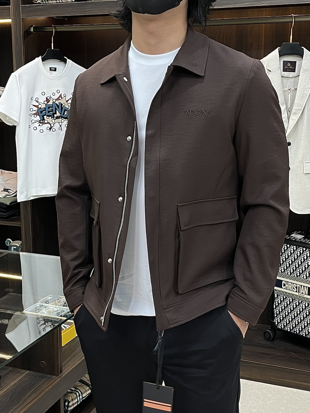 NO:761290,The main recommendation is Zegna's 2026 spring new release Zegna lapel jacket, a popular spring jacket with letter logo embroidery. Wearing it makes you feel comfortable and slim, lazy and casual, combined with clean and simple colors, it is particularly eye-catching and suitable for daily wear~ We are launching sports items decorated with vibrant prints!  Sizes M-3XL, complete with three standards, shipped next day, color black, burgundy, white, H2026 new model debut,,zegna,jackets & coats,jackets & coats,19860909主推 Zegna 2026春季新款发布杰尼亚翻领夹克外套,春季爆款夹克外套,字母logo刺绣,穿上就是舒适自在又显瘦的存在,慵懒而随性,结合干净简单的色系就特别耐看,适合日常穿着~倾情推出缀饰活力印花的运动单品！ 尺码M-3XL 三标齐全 隔天出货 颜色黑色 酒红 白色 H2026新款首发,,zegna,jackets & coats,jackets & coats,,Men's clothing