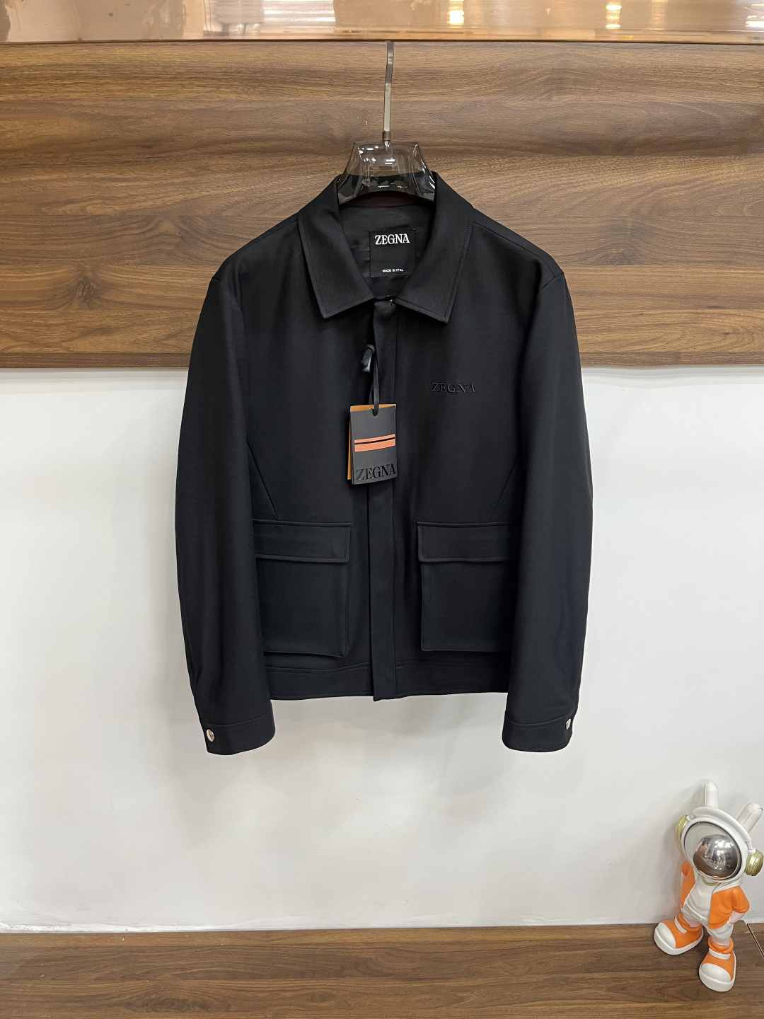 NO:729083,2026 spring new products, the main recommendation is Zegna 2026 spring new release Zegna lapel jacket, spring hot jacket, letter logo embroidery, wearing it will make you feel comfortable and slim, lazy and casual, combined with clean and simple colors, it is particularly eye-catching, suitable for daily wear~ We are launching sports items decorated with vibrant prints!  Sizes M-3XL, complete with three standards, shipped next day, color black, burgundy, white, H2026 new model debut,,zegna,jackets & coats,jackets & coats,198609092026春季新品,主推 Zegna 2026春季新款发布杰尼亚翻领夹克外套,春季爆款夹克外套,字母logo刺绣,穿上就是舒适自在又显瘦的存在,慵懒而随性,结合干净简单的色系就特别耐看,适合日常穿着~倾情推出缀饰活力印花的运动单品！ 尺码M-3XL 三标齐全 隔天出货 颜色黑色 酒红 白色 H2026新款首发,,zegna,jackets & coats,jackets & coats,,Men's clothing