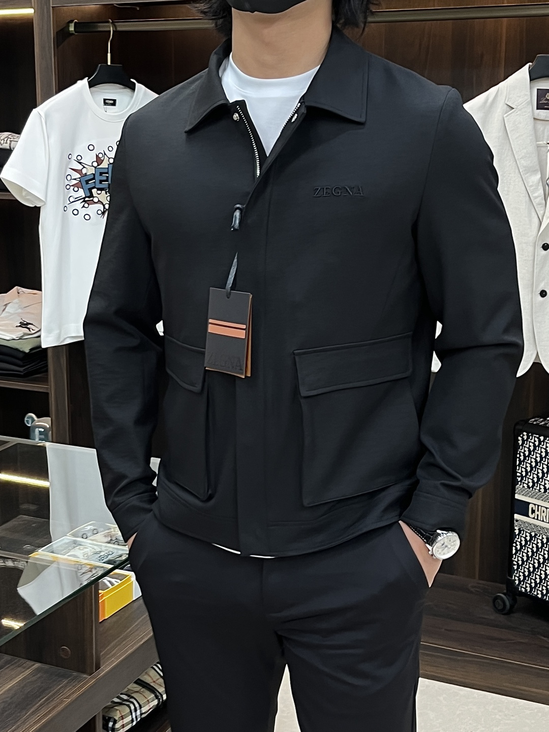 NO:729036,2026 spring new products, the main recommendation is Zegna 2026 spring new release Zegna lapel jacket, spring hot jacket, letter logo embroidery, wearing it will make you feel comfortable and slim, lazy and casual, combined with clean and simple colors, it is particularly eye-catching, suitable for daily wear~ We are launching sports items decorated with vibrant prints!  Sizes M-3XL, complete with three standards, shipped next day, color black, burgundy, white, H2026 new model debut,,zegna,jackets & coats,jackets & coats,198609092026春季新品,主推 Zegna 2026春季新款发布杰尼亚翻领夹克外套,春季爆款夹克外套,字母logo刺绣,穿上就是舒适自在又显瘦的存在,慵懒而随性,结合干净简单的色系就特别耐看,适合日常穿着~倾情推出缀饰活力印花的运动单品！ 尺码M-3XL 三标齐全 隔天出货 颜色黑色 酒红 白色 H2026新款首发,,zegna,jackets & coats,jackets & coats,,Men's clothing