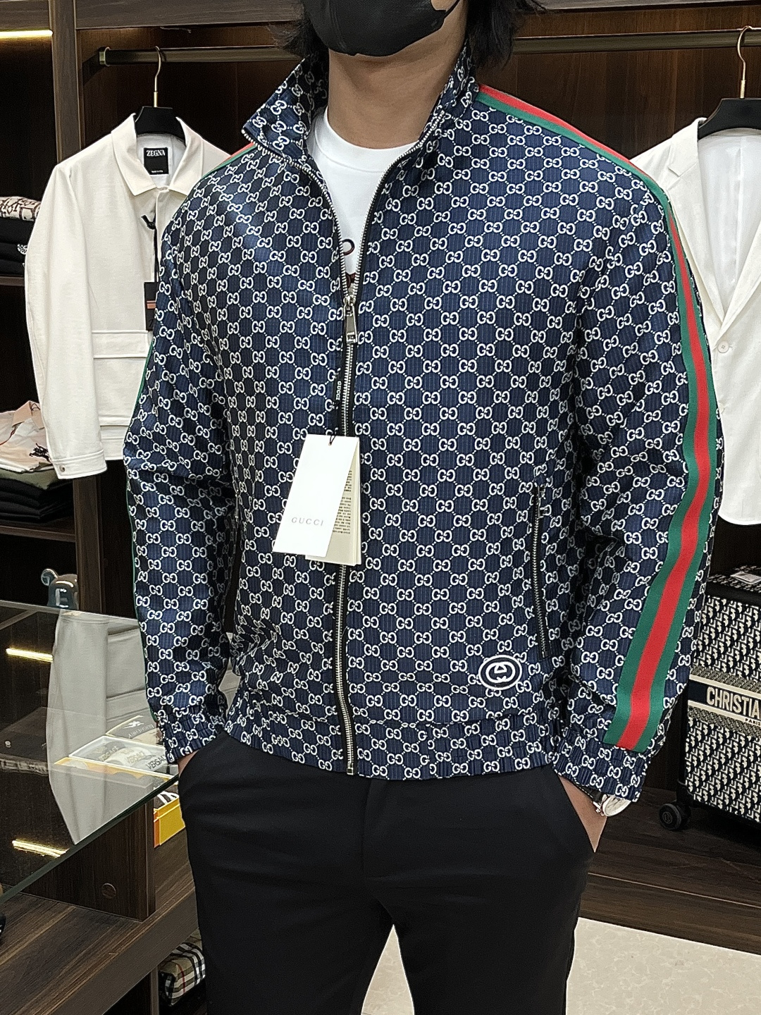 NO:729042,2026 spring new products, the main recommendation is Gucci 2026 spring new release Gucci stand-up collar jacket, spring hot jacket, letter logo embroidery, letter jacquard fabric with three-color webbing, wearing it is comfortable and slim, lazy and casual, combined with clean and simple colors, it is particularly attractive and suitable for daily wear~ We are launching sports items decorated with vibrant prints!  Sizes M-3XL, complete with three standards, shipped next day, color black blue red H2026 new model first release,,gucci,gucci,jackets & coats,jackets & coats,198609092026春季新品,主推 Gucci 2026春季新款发布古驰立领夹克外套,春季爆款夹克外套,字母logo刺绣,字母提花面料配合三色织带,穿上就是舒适自在又显瘦的存在,慵懒而随性,结合干净简单的色系就特别耐看,适合日常穿着~倾情推出缀饰活力印花的运动单品！ 尺码M-3XL 三标齐全 隔天出货 颜色黑色 蓝色 红色 H2026新款首发,,gucci,gucci,jackets & coats,jackets & coats,,Men's clothing