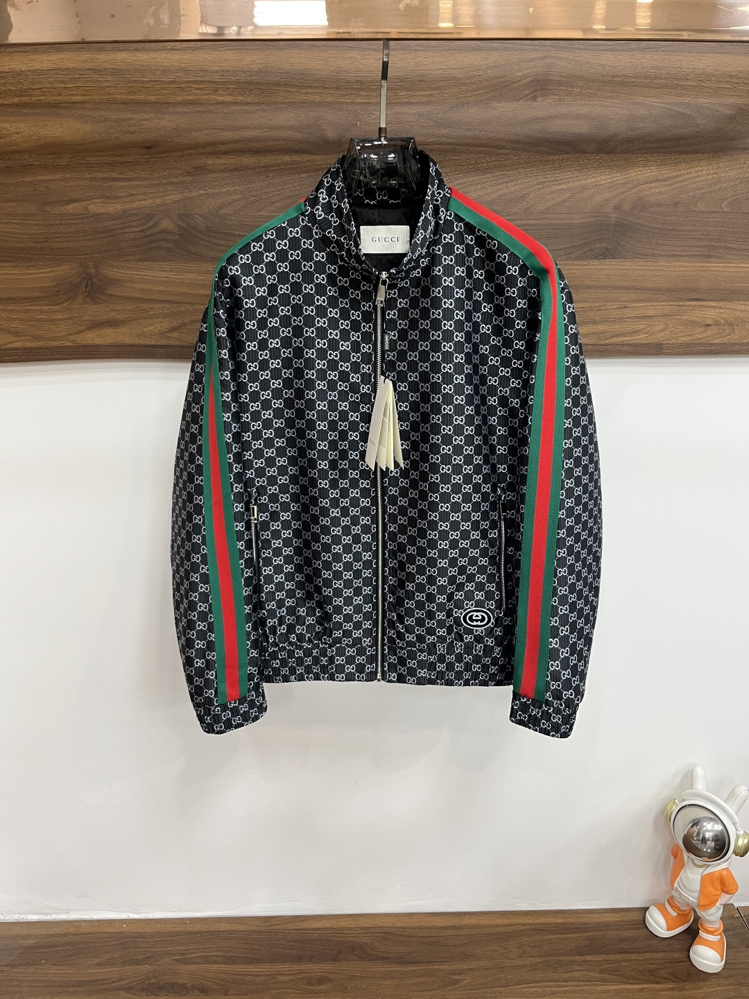 NO:729088,2026 spring new products, the main recommendation is Gucci 2026 spring new release Gucci stand-up collar jacket, spring hot jacket, letter logo embroidery, letter jacquard fabric with three-color webbing, wearing it is comfortable and slim, lazy and casual, combined with clean and simple colors, it is particularly attractive and suitable for daily wear~ We are launching sports items decorated with vibrant prints!  Sizes M-3XL, complete with three standards, shipped next day, color black blue red H2026 new model first release,,gucci,gucci,jackets & coats,jackets & coats,198609092026春季新品,主推 Gucci 2026春季新款发布古驰立领夹克外套,春季爆款夹克外套,字母logo刺绣,字母提花面料配合三色织带,穿上就是舒适自在又显瘦的存在,慵懒而随性,结合干净简单的色系就特别耐看,适合日常穿着~倾情推出缀饰活力印花的运动单品！ 尺码M-3XL 三标齐全 隔天出货 颜色黑色 蓝色 红色 H2026新款首发,,gucci,gucci,jackets & coats,jackets & coats,,Men's clothing