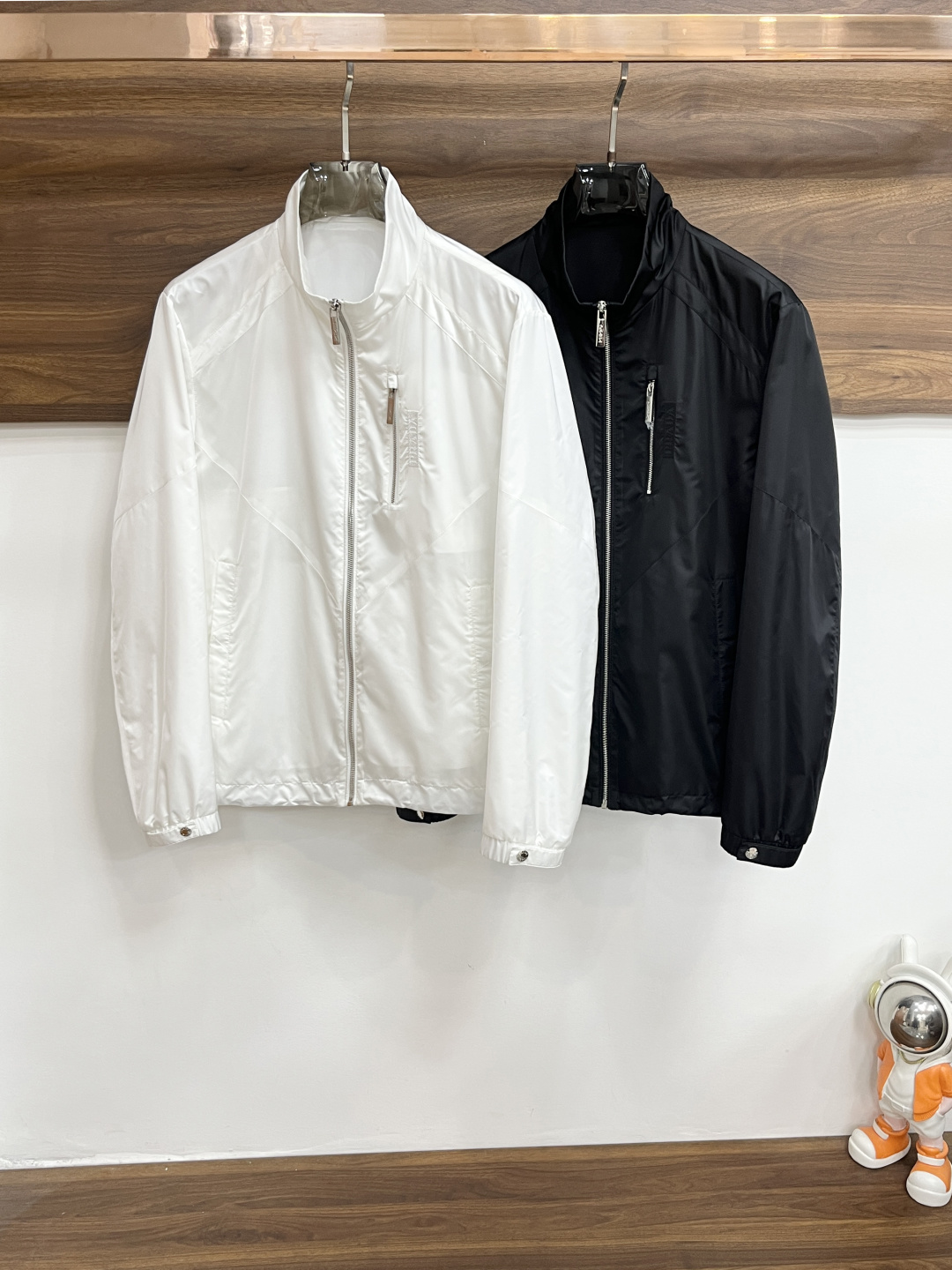 NO:731942,2026 spring new products, the main recommendation is Prada 2026 spring new release Prada stand-up collar jacket, spring hot jacket, letter logo embroidery, wearing it will make you feel comfortable and slim, lazy and casual, combined with clean and simple colors, it is particularly attractive and suitable for daily wear~ We are launching sports items decorated with vibrant prints!  Sizes M-3XL, complete with three standards, shipped next day, color black, white, H2026 new model debut,, prada, prada, jackets & coats, jackets & coats,198609092026春季新品,主推 Prada 2026春季新款发布普拉达立领夹克外套,春季爆款夹克外套,字母logo刺绣,穿上就是舒适自在又显瘦的存在,慵懒而随性,结合干净简单的色系就特别耐看,适合日常穿着~倾情推出缀饰活力印花的运动单品！ 尺码M-3XL 三标齐全 隔天出货 颜色黑色 白色 H2026新款首发,,prada,prada,jackets & coats,jackets & coats,,Men's clothing