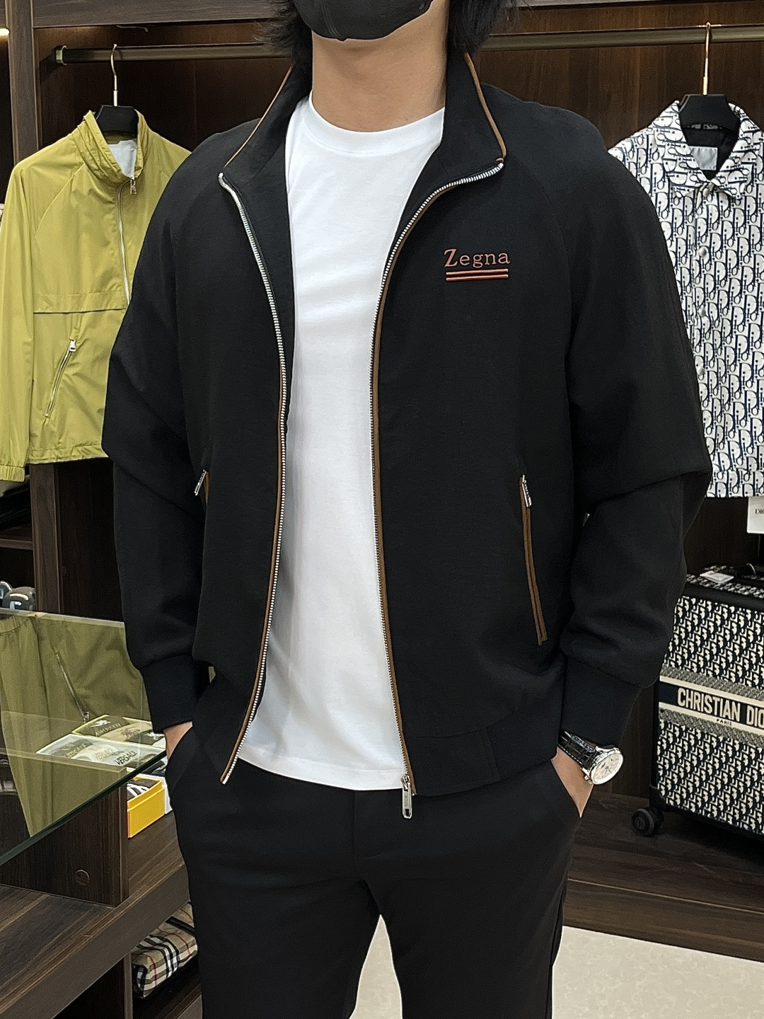 NO:729049,2026 spring new products, the main recommendation is Zegna 2026 spring new release Zegna stand-up collar jacket, spring hot jacket, letter logo embroidery, wearing it will make you feel comfortable and slim, lazy and casual, combined with clean and simple colors, it is particularly attractive and suitable for daily wear~ We are launching sports items decorated with vibrant prints!  Sizes M-3XL Complete with three standards Shipping next day Color Black White Khaki H2026 new model first release,,zegna,jackets & coats,jackets & coats,198609092026春季新品,主推 Zegna 2026春季新款发布杰尼亚立领夹克外套,春季爆款夹克外套,字母logo刺绣,穿上就是舒适自在又显瘦的存在,慵懒而随性,结合干净简单的色系就特别耐看,适合日常穿着~倾情推出缀饰活力印花的运动单品！ 尺码M-3XL 三标齐全 隔天出货 颜色黑色 白色 卡其色 H2026新款首发,,zegna,jackets & coats,jackets & coats,,Men's clothing