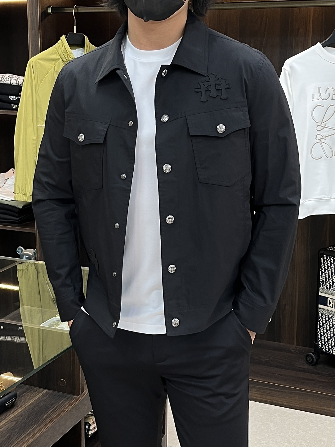 NO:729014,2026 spring new products, the main recommendation is Croix Heart. The 2026 spring new release is Croix Heart lapel jacket, a popular spring jacket with letter logo embroidery. Wearing it makes you feel comfortable and slim, lazy and casual, combined with clean and simple colors, it is particularly attractive and suitable for daily wear ~ We are launching sports items decorated with vibrant prints!  Sizes M-3XL, complete with three standards, shipped next day, color black, white, H2026 new model first release,,chrome hearts,jackets & coats,jackets & coats,198609092026春季新品,主推 克罗心 2026春季新款发布克罗心翻领夹克外套,春季爆款夹克外套,字母logo刺绣,穿上就是舒适自在又显瘦的存在,慵懒而随性,结合干净简单的色系就特别耐看,适合日常穿着~倾情推出缀饰活力印花的运动单品！ 尺码M-3XL 三标齐全 隔天出货 颜色黑色 白色 H2026新款首发,,chrome hearts,jackets & coats,jackets & coats,,Men's clothing