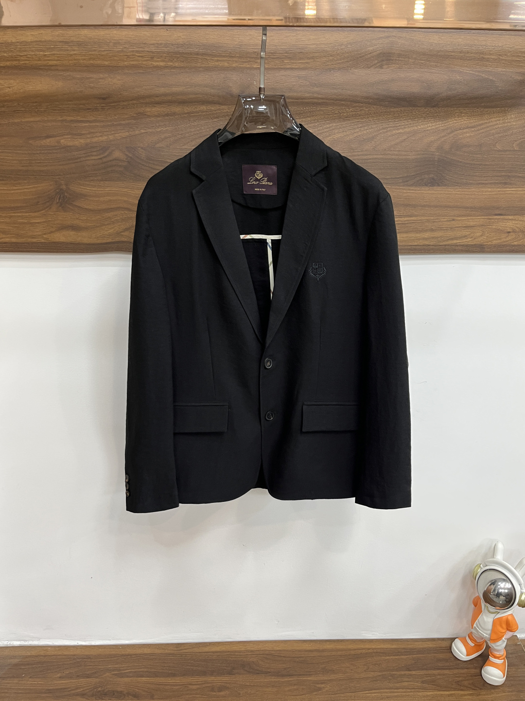 NO:736511,2026 spring new products, the main recommendation is LP 1926 spring new release LP blazer jacket, the hot spring single blazer jacket, letter logo embroidery, wearing it will make you feel comfortable and slim, lazy and casual, combined with clean and simple colors, it is particularly attractive and suitable for daily wear~ We are launching sports items decorated with vibrant prints!  Sizes M-3XL, complete with three standards, shipped next day, color black, white, khaki, H2026 new model debut,,loro piana,jackets & coats,jackets & coats,business suit,198609092026春季新品,主推 LP 1926春季新款发布LP西装夹克外套,春季爆款单西夹克外套,字母logo刺绣,穿上就是舒适自在又显瘦的存在,慵懒而随性,结合干净简单的色系就特别耐看,适合日常穿着~倾情推出缀饰活力印花的运动单品！ 尺码M-3XL 三标齐全 隔天出货 颜色黑色 白色 卡其色 H2026新款首发,,loro piana,jackets & coats,jackets & coats,business suit,,Men's clothing