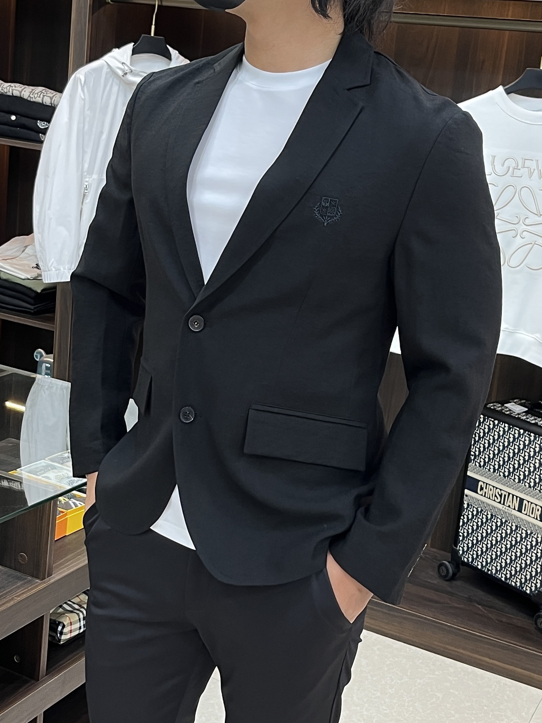 NO:731950,2026 spring new products, the main recommendation is LP 1926 spring new release LP blazer jacket, the hot spring single blazer jacket, letter logo embroidery, wearing it will make you feel comfortable and slim, lazy and casual, combined with clean and simple colors, it is particularly attractive and suitable for daily wear~ We are launching sports items decorated with vibrant prints!  Sizes M-3XL, complete with three standards, shipped next day, color black, white, khaki, H2026 new model debut,,loro piana,jackets & coats,jackets & coats,business suit,198609092026春季新品,主推 LP 1926春季新款发布LP西装夹克外套,春季爆款单西夹克外套,字母logo刺绣,穿上就是舒适自在又显瘦的存在,慵懒而随性,结合干净简单的色系就特别耐看,适合日常穿着~倾情推出缀饰活力印花的运动单品！ 尺码M-3XL 三标齐全 隔天出货 颜色黑色 白色 卡其色 H2026新款首发,,loro piana,jackets & coats,jackets & coats,business suit,,Men's clothing