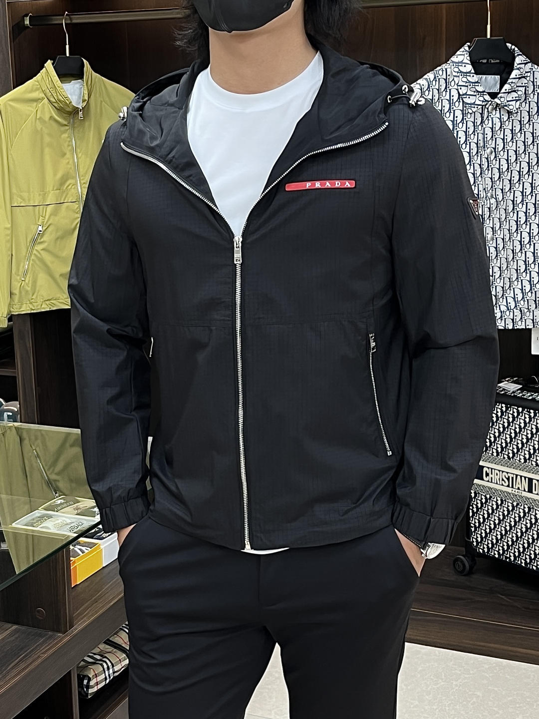 NO:727392,2026 spring new products, the main recommendation is Prada 2026 spring new release Prada hooded jacket, spring hot jacket, red tape logo on the chest. Wearing it makes you feel comfortable and slim, lazy and casual, combined with clean and simple colors, it is particularly attractive and suitable for daily wear~ We are launching sports items decorated with vibrant prints!  Sizes M-3XL, complete with three standards, shipped next day, color black, white, blue, H2026 new model debut,, prada, prada, jackets & coats, jackets & coats, hats,198609092026春季新品,主推 Prada 2026春季新款发布普拉达连帽夹克外套,春季爆款夹克外套,胸前红色胶条Logo 穿上就是舒适自在又显瘦的存在,慵懒而随性,结合干净简单的色系就特别耐看,适合日常穿着~倾情推出缀饰活力印花的运动单品！ 尺码M-3XL 三标齐全 隔天出货 颜色黑色 白色 蓝色 H2026新款首发,,prada,prada,jackets & coats,jackets & coats,hats,,Men's clothing