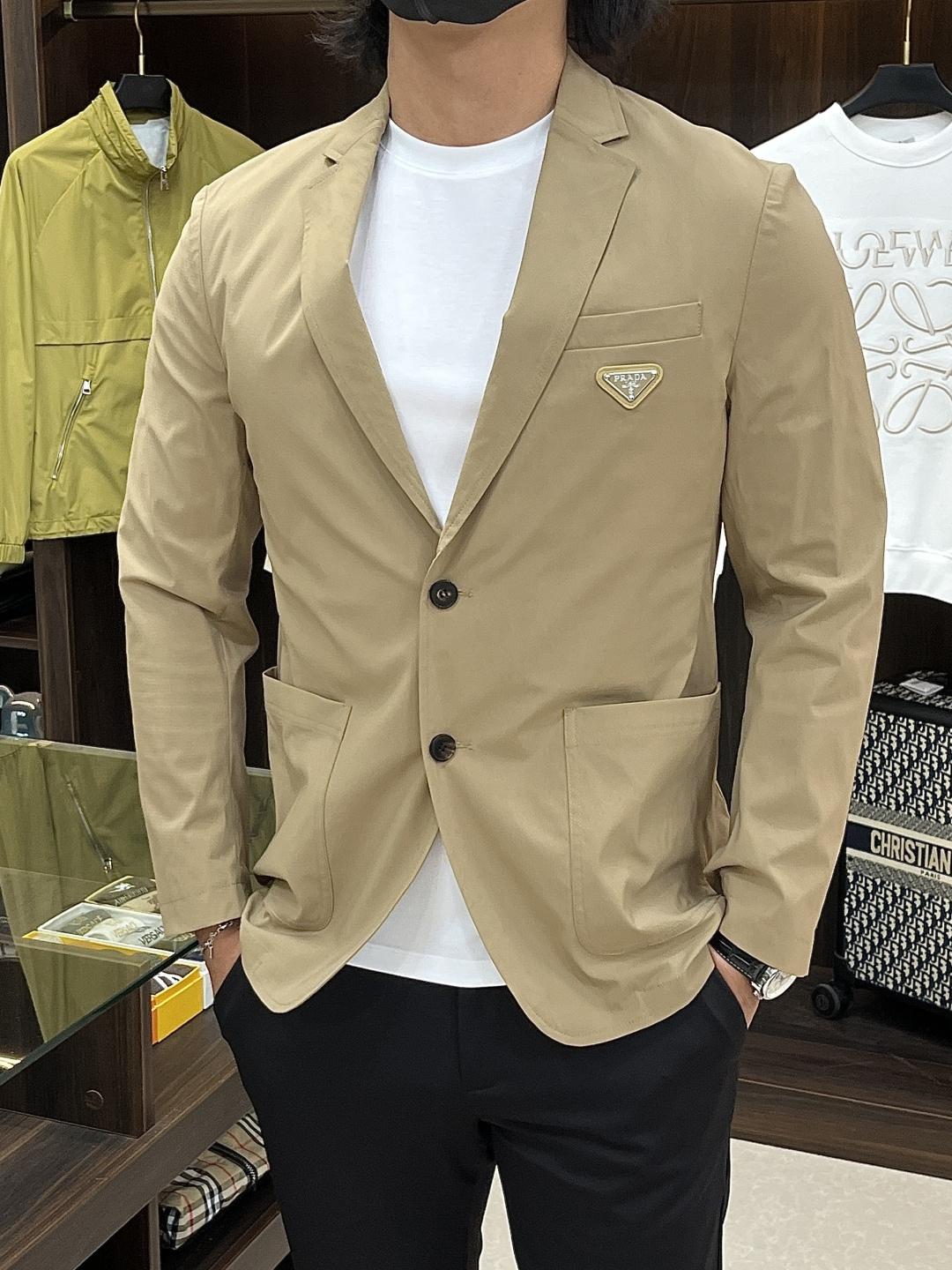 NO:727401,2026 spring new products, the main recommendation is Prada 2026 spring new release Prada blazer jacket, spring hot jacket, triangle metal logo on the chest. Wearing it makes you feel comfortable and slim, lazy and casual, combined with clean and simple colors, it is particularly attractive and suitable for daily wear~ We are launching sports items decorated with vibrant prints!  Sizes M-3XL, complete with three standards, shipped next day, color black yellow, H2026 new model debut,, prada, prada, jackets & coats, jackets & coats, business suit,198609092026春季新品,主推 Prada 2026春季新款发布普拉达西装夹克外套,春季爆款夹克外套,胸前三角金属Logo 穿上就是舒适自在又显瘦的存在,慵懒而随性,结合干净简单的色系就特别耐看,适合日常穿着~倾情推出缀饰活力印花的运动单品！ 尺码M-3XL 三标齐全 隔天出货 颜色黑色 黄色 H2026新款首发,,prada,prada,jackets & coats,jackets & coats,business suit,,Men's clothing