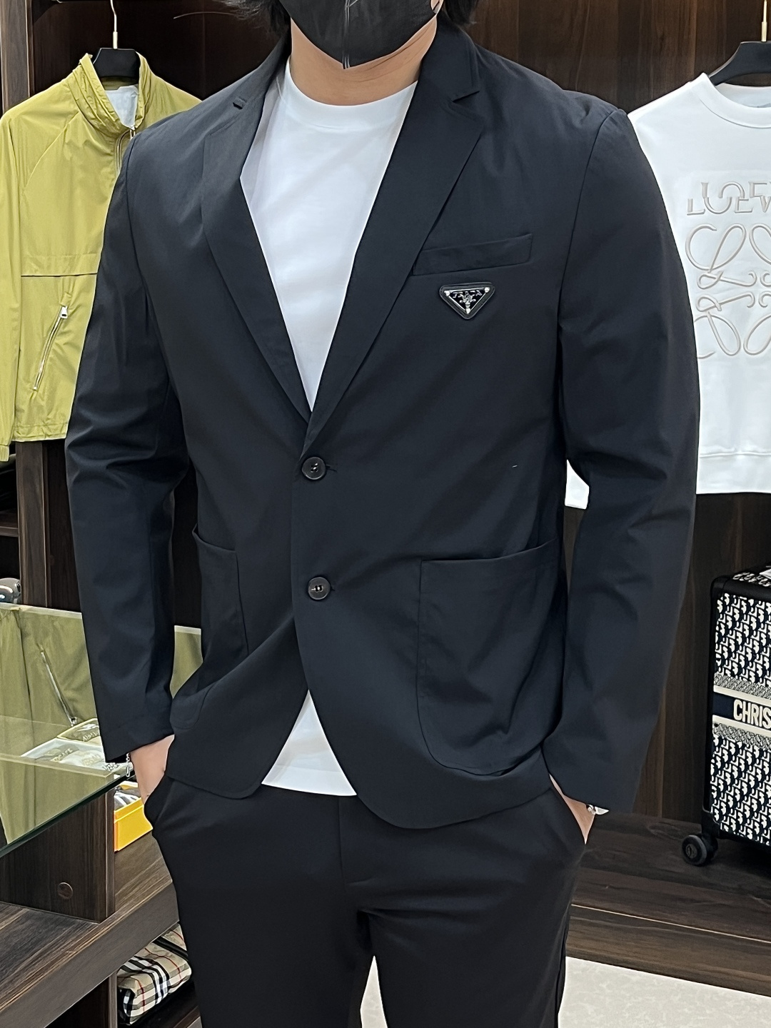 NO:729061,2026 spring new products, the main recommendation is Prada 2026 spring new release Prada blazer jacket, spring hot jacket, triangle metal logo on the chest. Wearing it makes you feel comfortable and slim, lazy and casual, combined with clean and simple colors, it is particularly attractive and suitable for daily wear~ We are launching sports items decorated with vibrant prints!  Sizes M-3XL, complete with three standards, shipped next day, color black yellow, H2026 new model debut,, prada, prada, jackets & coats, jackets & coats, business suit,198609092026春季新品,主推 Prada 2026春季新款发布普拉达西装夹克外套,春季爆款夹克外套,胸前三角金属Logo 穿上就是舒适自在又显瘦的存在,慵懒而随性,结合干净简单的色系就特别耐看,适合日常穿着~倾情推出缀饰活力印花的运动单品！ 尺码M-3XL 三标齐全 隔天出货 颜色黑色 黄色 H2026新款首发,,prada,prada,jackets & coats,jackets & coats,business suit,,Men's clothing