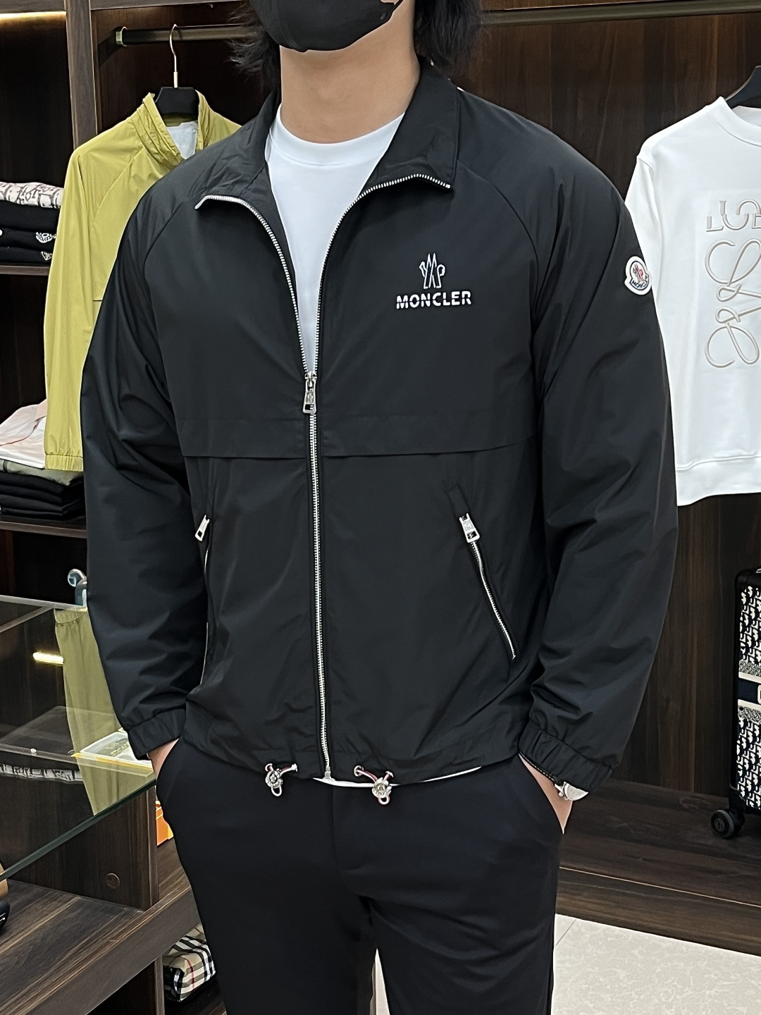 NO:729067,2026 spring new products, the main recommendation is Moncler's 2026 spring new model, the muffled stand collar jacket, a popular spring jacket, with arm patch logo and letter logo printing on the back. Wearing it makes you feel comfortable and slim, lazy and casual, combined with clean and simple colors, it is particularly eye-catching and suitable for daily wear~ We are launching sports items decorated with vibrant prints!  Sizes M-3XL, complete with three standards, shipped next day, color black, yellow, white, H2026 new model first release,,Moncler,jackets & coats,jackets & coats,198609092026春季新品,主推 Moncler 2026春季新款发布蒙口立领夹克外套,春季爆款夹克外套,手臂章仔logo配合背后字母logo印花,穿上就是舒适自在又显瘦的存在,慵懒而随性,结合干净简单的色系就特别耐看,适合日常穿着~倾情推出缀饰活力印花的运动单品！ 尺码M-3XL 三标齐全 隔天出货 颜色黑色 黄色 白色 H2026新款首发,,Moncler,jackets & coats,jackets & coats,,Men's clothing