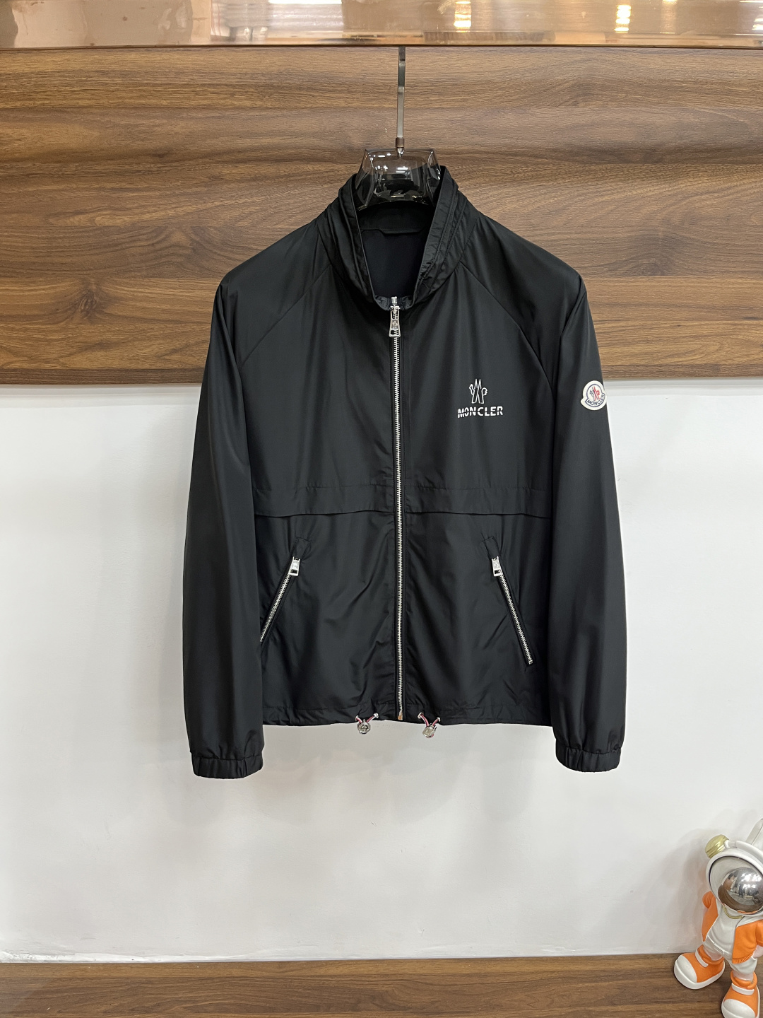 NO:729030,2026 spring new products, the main recommendation is Moncler's 2026 spring new model, the muffled stand collar jacket, a popular spring jacket, with arm patch logo and letter logo printing on the back. Wearing it makes you feel comfortable and slim, lazy and casual, combined with clean and simple colors, it is particularly eye-catching and suitable for daily wear~ We are launching sports items decorated with vibrant prints!  Sizes M-3XL, complete with three standards, shipped next day, color black, yellow, white, H2026 new model first release,,Moncler,jackets & coats,jackets & coats,198609092026春季新品,主推 Moncler 2026春季新款发布蒙口立领夹克外套,春季爆款夹克外套,手臂章仔logo配合背后字母logo印花,穿上就是舒适自在又显瘦的存在,慵懒而随性,结合干净简单的色系就特别耐看,适合日常穿着~倾情推出缀饰活力印花的运动单品！ 尺码M-3XL 三标齐全 隔天出货 颜色黑色 黄色 白色 H2026新款首发,,Moncler,jackets & coats,jackets & coats,,Men's clothing