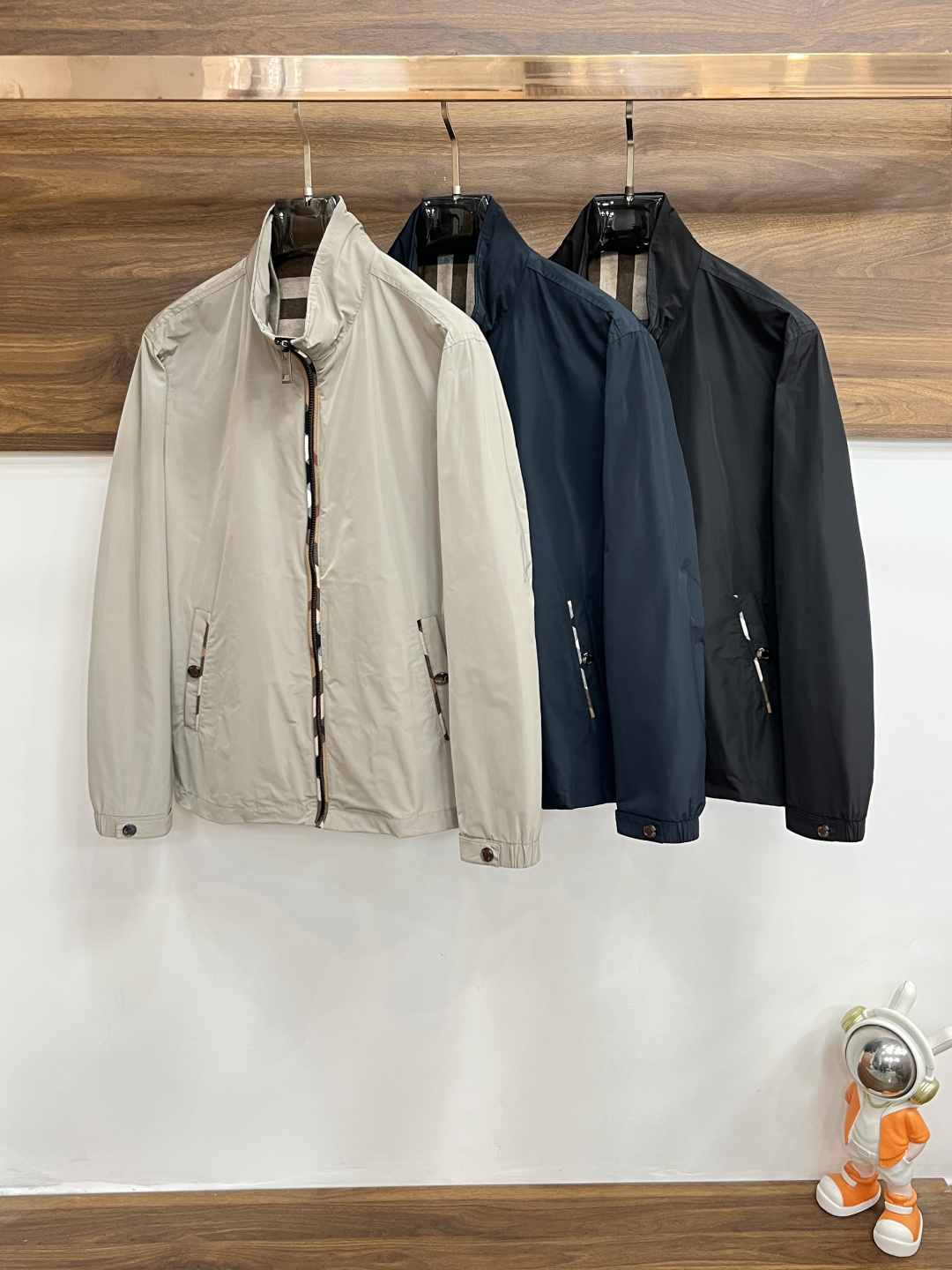 NO:736517,2026 spring new products, the main recommendation is Burberry's 2026 spring new release Burberry stand-up collar jacket, spring hot jacket, war horse on the back, letter logo embroidered style, wearing it makes you feel comfortable and slim, lazy and casual, combined with clean and simple colors, it is particularly attractive and suitable for daily wear~ We are launching sports items decorated with vibrant prints!  Sizes M-3XL Complete with three standards Shipping next day Color Black Blue Khaki H2026 new model first release,,burberry,burberry,jackets & coats,jackets & coats,198609092026春季新品,主推 Burberry 2026春季新款发布巴宝莉立领夹克外套,春季爆款夹克外套,后背战马、字母Logo刺绣款,穿上就是舒适自在又显瘦的存在,慵懒而随性,结合干净简单的色系就特别耐看,适合日常穿着~倾情推出缀饰活力印花的运动单品！ 尺码M-3XL 三标齐全 隔天出货 颜色黑色 蓝色 卡其 H2026新款首发,,burberry,burberry,jackets & coats,jackets & coats,,Men's clothing