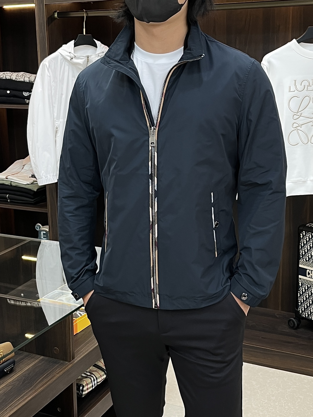 NO:758522,The main recommendation of Burberry's 2026 spring new style is the Burberry stand-up collar jacket, a popular spring jacket with war horse on the back and letter logo embroidery. Wearing it makes you feel comfortable and slim, lazy and casual, combined with clean and simple colors, it is particularly eye-catching and suitable for daily wear~ We are launching sports items decorated with vibrant prints!  Sizes M-3XL Complete with three standards Shipping next day Color Black Blue Khaki H2026 new model first release,,burberry,burberry,jackets & coats,jackets & coats,19860909主推 Burberry 2026春季新款发布巴宝莉立领夹克外套,春季爆款夹克外套,后背战马、字母Logo刺绣款,穿上就是舒适自在又显瘦的存在,慵懒而随性,结合干净简单的色系就特别耐看,适合日常穿着~倾情推出缀饰活力印花的运动单品！ 尺码M-3XL 三标齐全 隔天出货 颜色黑色 蓝色 卡其 H2026新款首发,,burberry,burberry,jackets & coats,jackets & coats,,Men's clothing