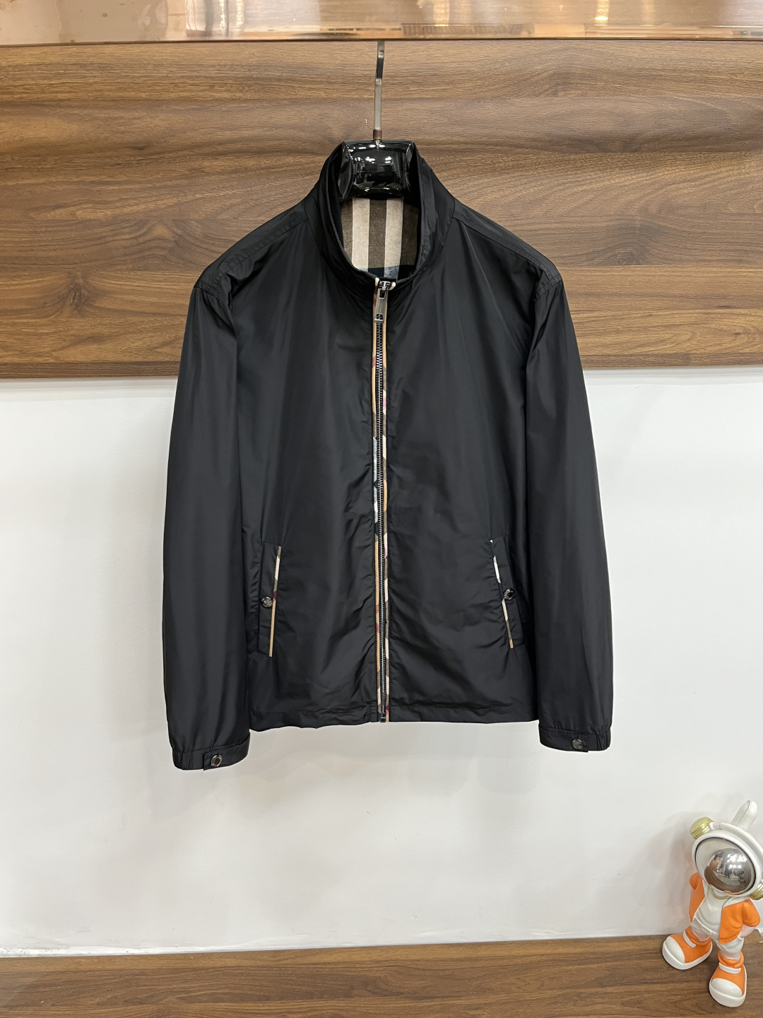 NO:731954,2026 spring new products, the main recommendation is Burberry's 2026 spring new release Burberry stand-up collar jacket, spring hot jacket, war horse on the back, letter logo embroidered style, wearing it makes you feel comfortable and slim, lazy and casual, combined with clean and simple colors, it is particularly attractive and suitable for daily wear~ We are launching sports items decorated with vibrant prints!  Sizes M-3XL Complete with three standards Shipping next day Color Black Blue Khaki H2026 new model first release,,burberry,burberry,jackets & coats,jackets & coats,198609092026春季新品,主推 Burberry 2026春季新款发布巴宝莉立领夹克外套,春季爆款夹克外套,后背战马、字母Logo刺绣款,穿上就是舒适自在又显瘦的存在,慵懒而随性,结合干净简单的色系就特别耐看,适合日常穿着~倾情推出缀饰活力印花的运动单品！ 尺码M-3XL 三标齐全 隔天出货 颜色黑色 蓝色 卡其 H2026新款首发,,burberry,burberry,jackets & coats,jackets & coats,,Men's clothing